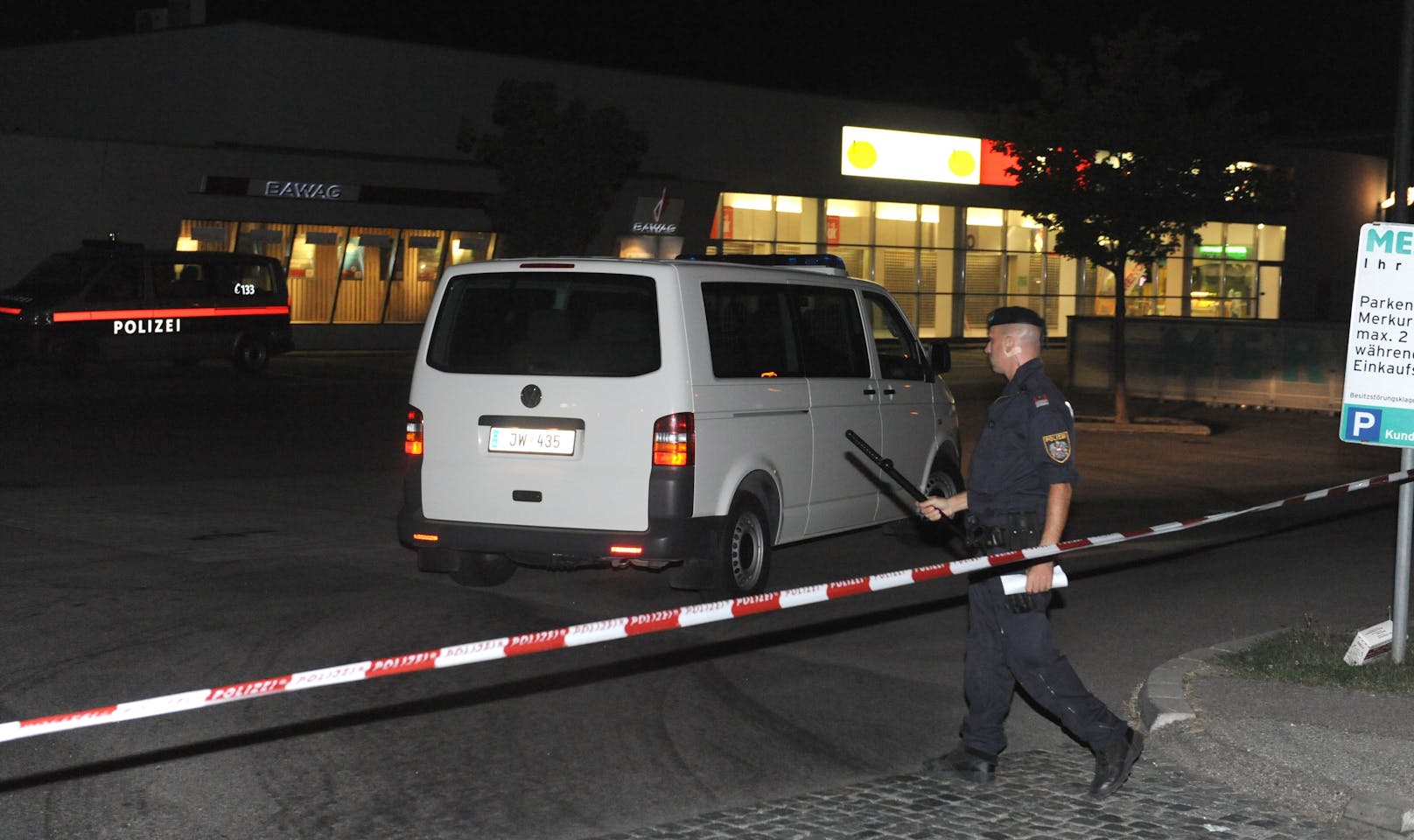 In einem Merkur-Markt in Krems (NÖ) wurde Anfang August 2009 ein 14-Jähriger durch Polizisten erschossen.