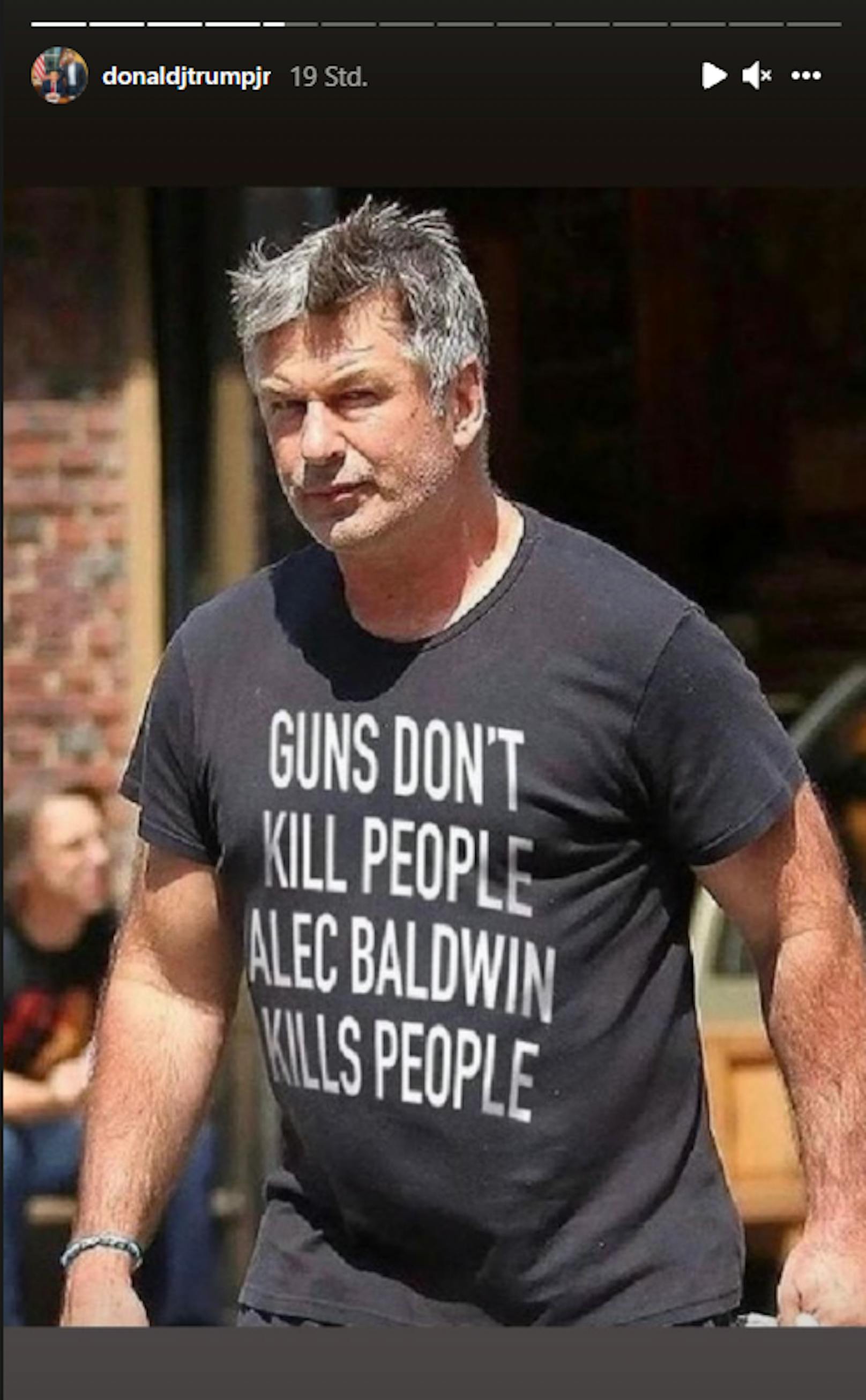 In einem Instagram-Post teilt Trump Jr. ein mit Photoshop bearbeitetes Bild von Alec Baldwin, der ein T-Shirt mit der Aufschrift trägt: "Schusswaffen töten keine Menschen, Alec Baldwin tötet Menschen".