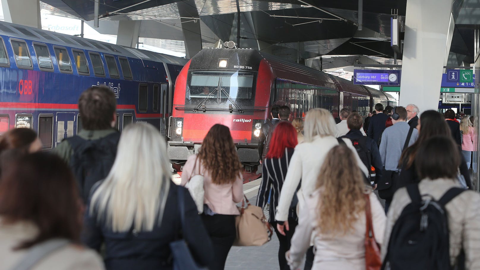 Mit der Ostregion ist der öffentliche Verkehr von drei Bundesländern mit rund 800 Buslinien, dazu 100 Bahn-, U-Bahn- und Straßenbahnlinien, über 11.000 Haltestellen im Gesamtpaket des KlimaTickets inkludiert.