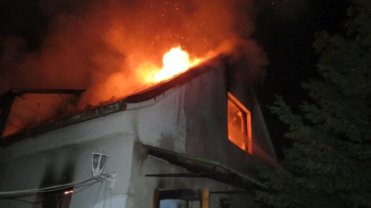 Ein Wohnhaus stand in Vollbrand.