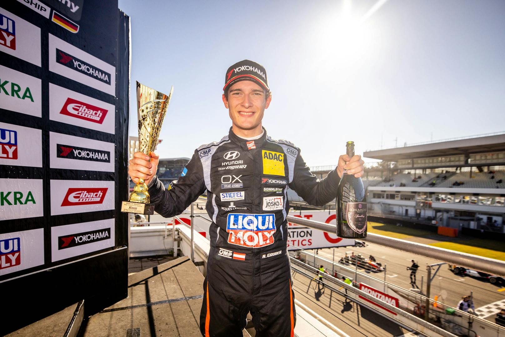 Nico Gruber krönt sich frühzeitig zum Tourenwagen-Champ