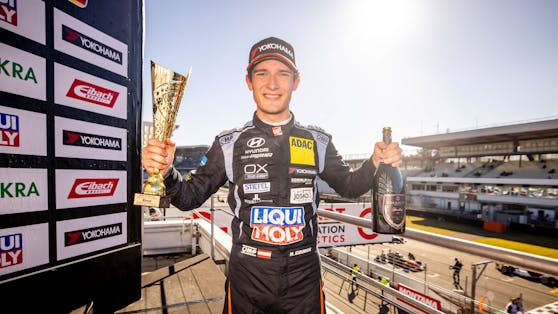 Der 20-jährige Nico Gruber freut sich über den Junior-Titel in der ADAC TCR Germany.