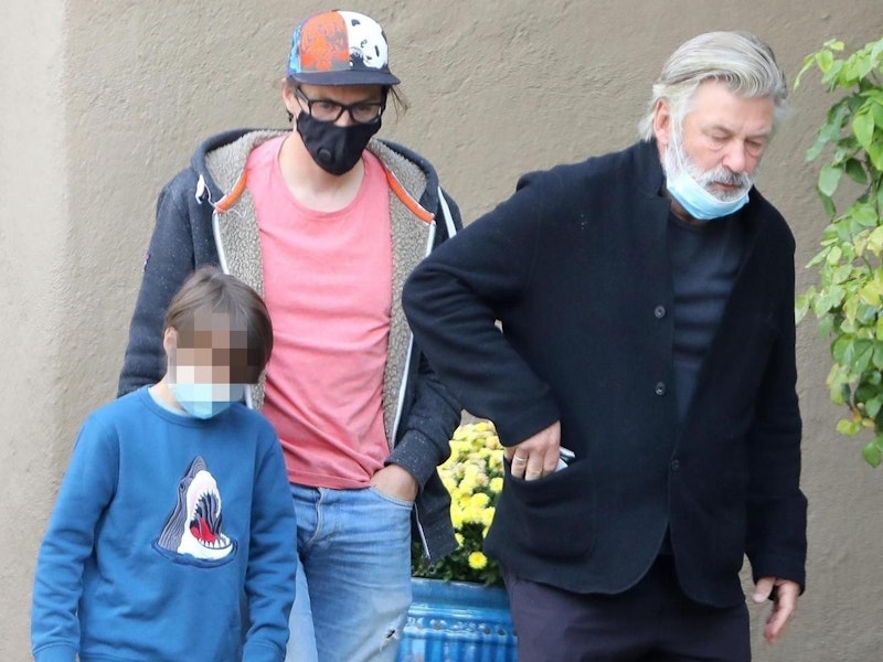 Alec Baldwin (63) hat sich mit dem hinterbliebenen Ehemann der versehentlich getöteten Halyna Hutchins (42) und deren Sohn Andros (9) getroffen.