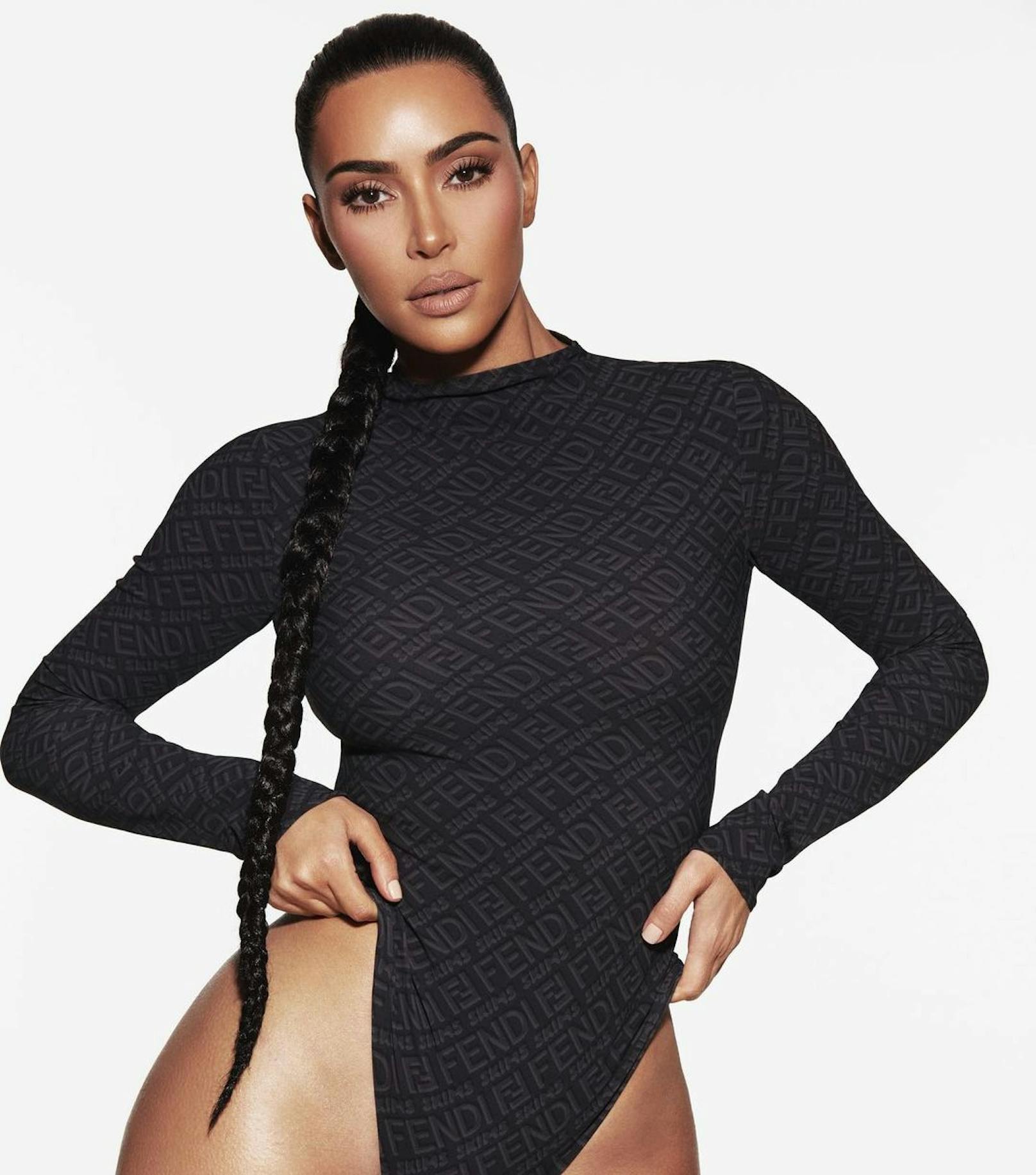 Kim Kardashian hat mit ihrer Unterwäsche-Linie Skims einen Bombenerfolg gelandet. Jetzt ist sie ab 9. November sogar mit Modehaus Fendi unterwegs!