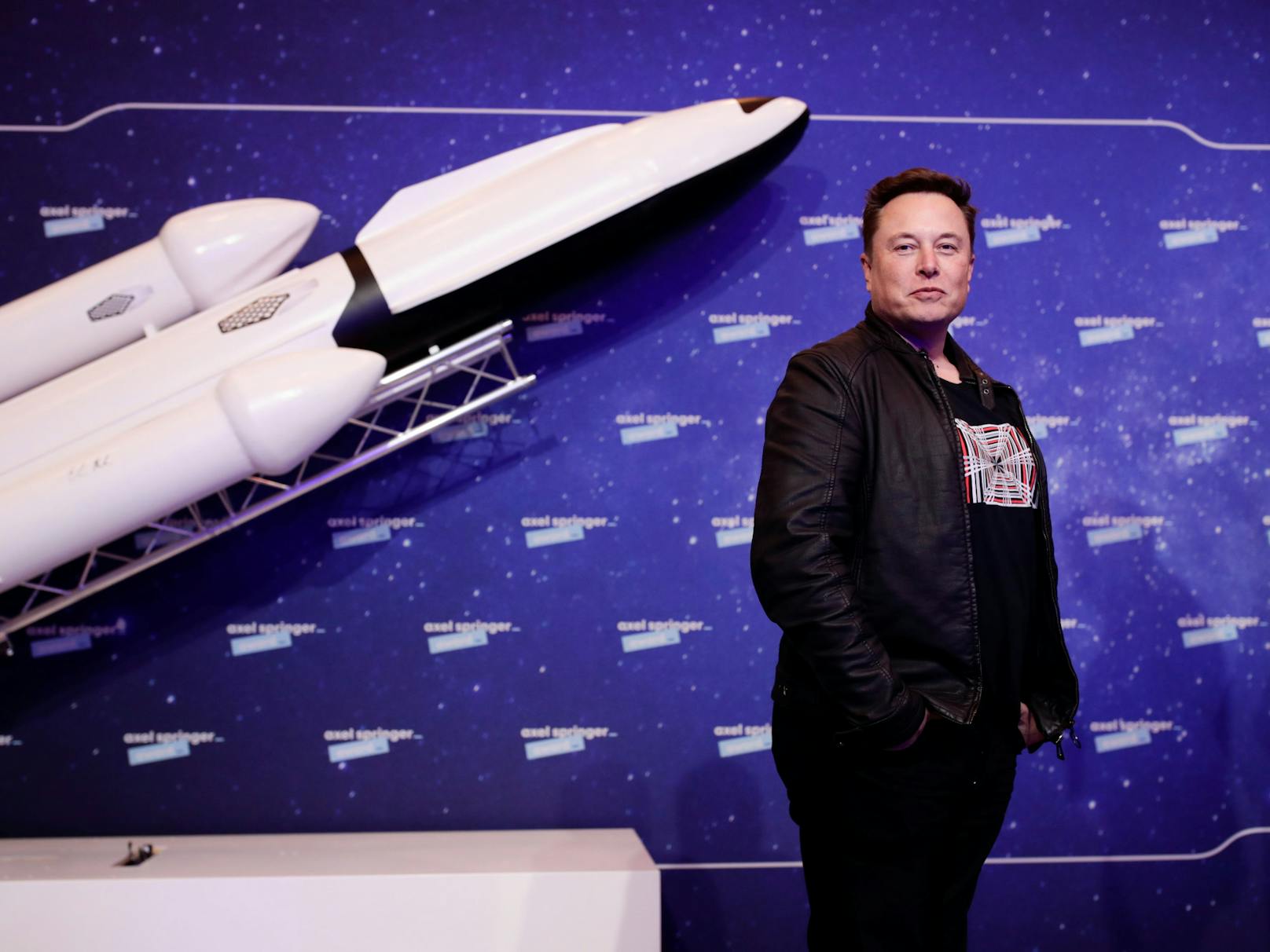 SpaceX-Chef <strong>Elon Musk</strong> hat auf die Twitter-Frage "Wer rettet die ISS vor einem unkontrollierten Abstieg aus der Umlaufbahn?"&nbsp;mit dem Logo von SpaceX&nbsp;geantwortet.&nbsp;