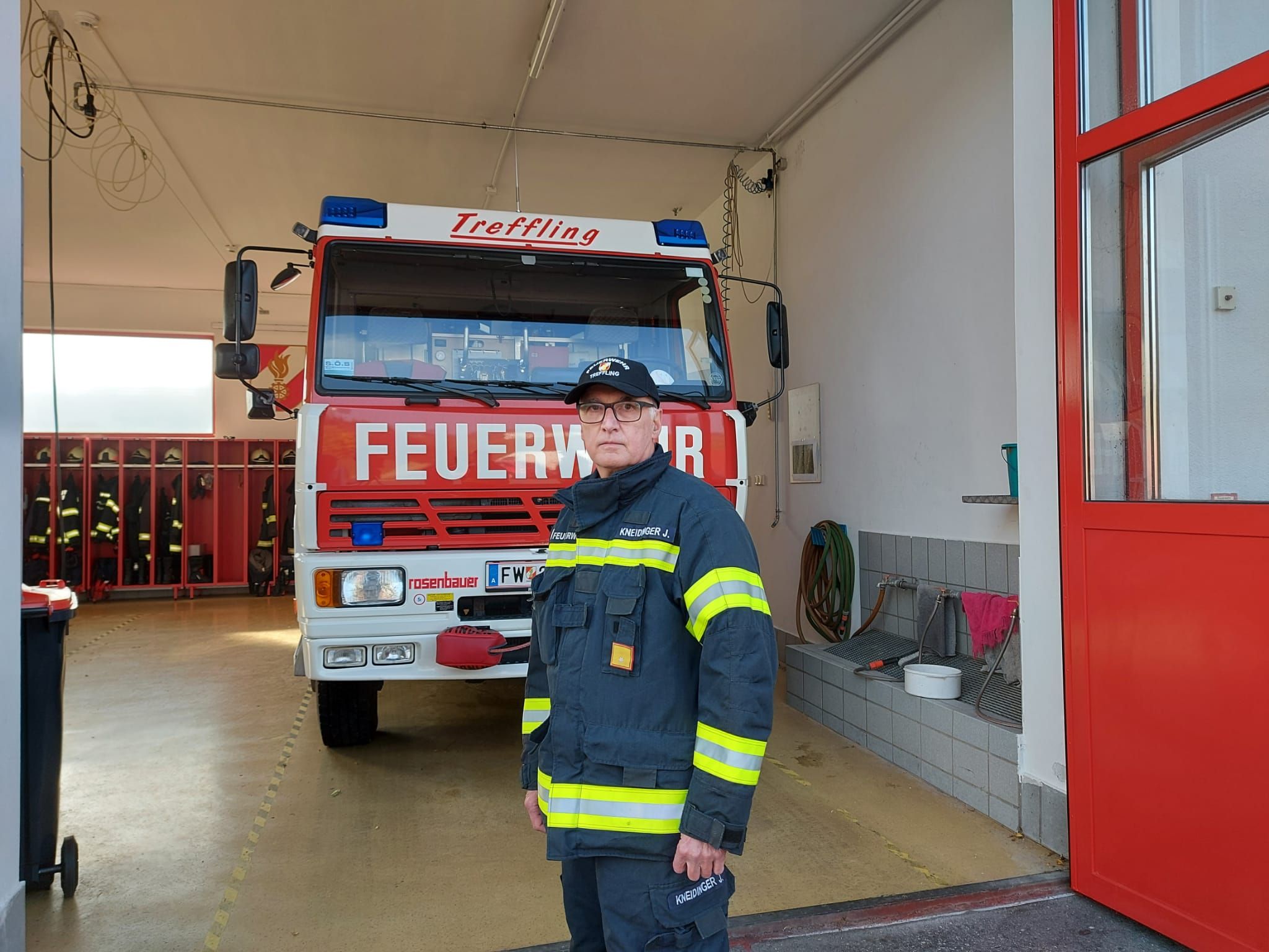 Kommandant Josef Kneidinger von der Feuerwehr Treffling war als einer der Ersten am Einsatzort. 
