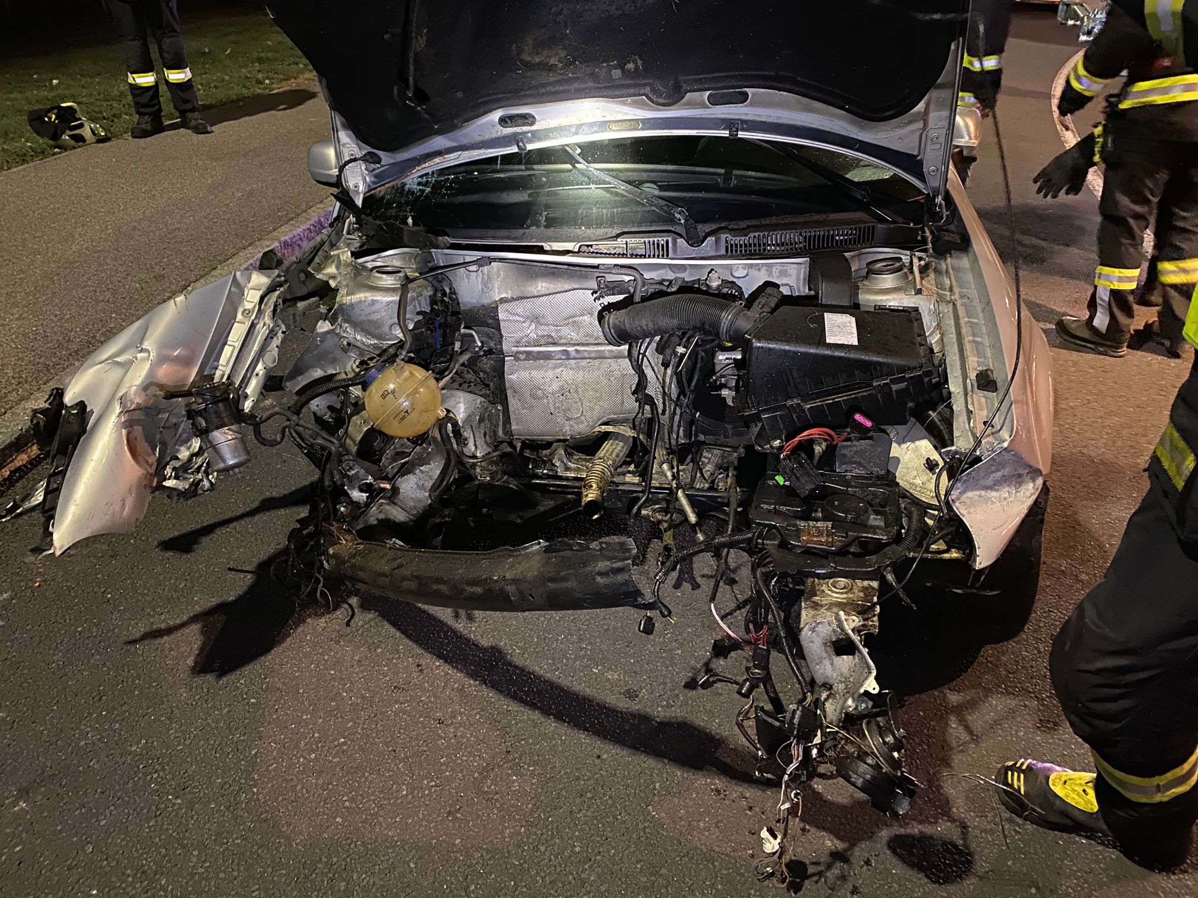 Der Motorblock wurde bei dem Unfall aus dem Wagen gerissen.