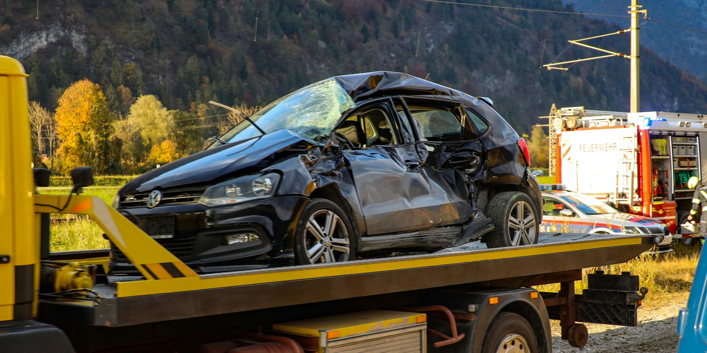 Trotz Vollbremsung kollidierte der Zug mit dem PKW des betagten Ehepaars.