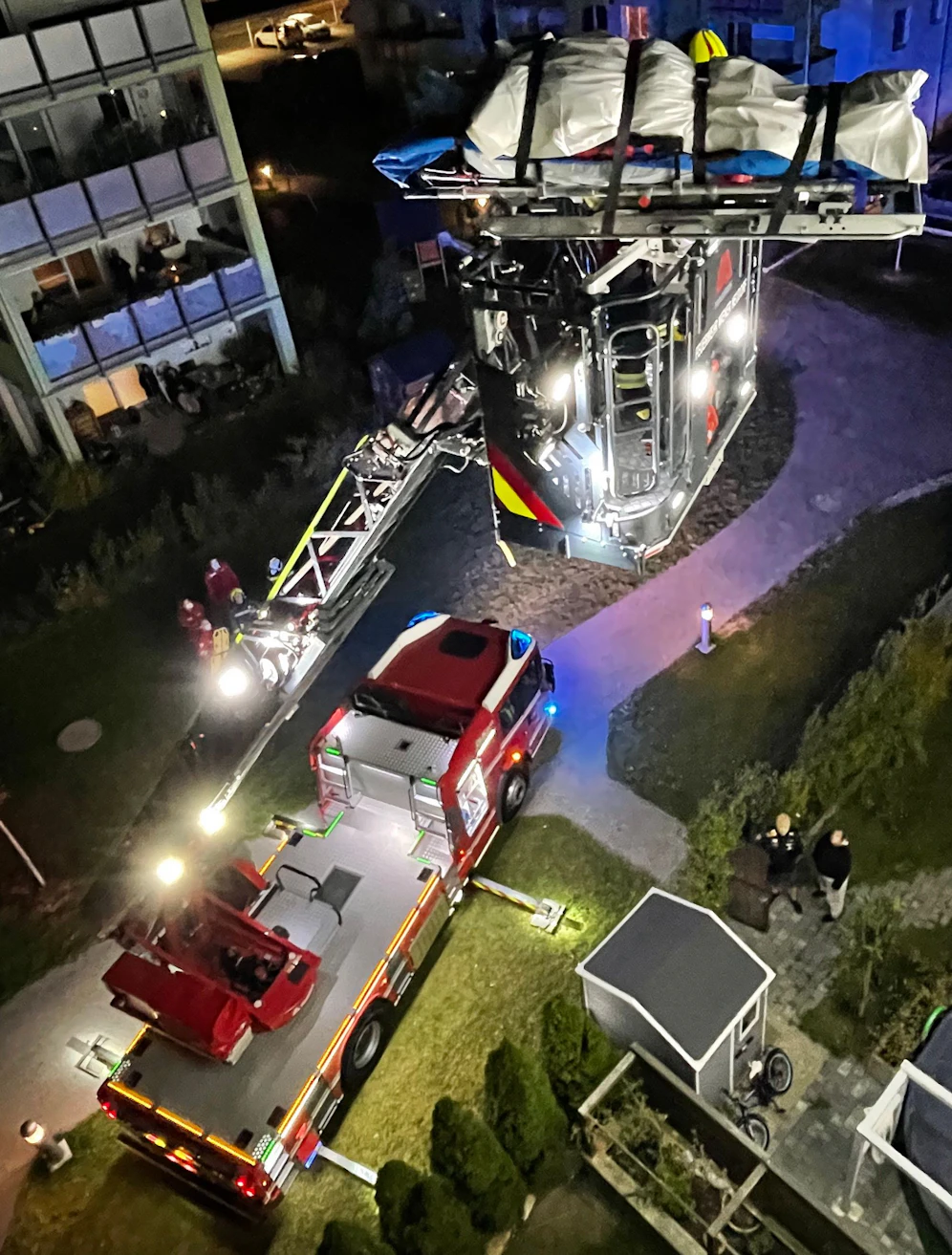 Die Verletzte Frau wurde mittels Drehleiter aus ihrer Wohnung gerettet.