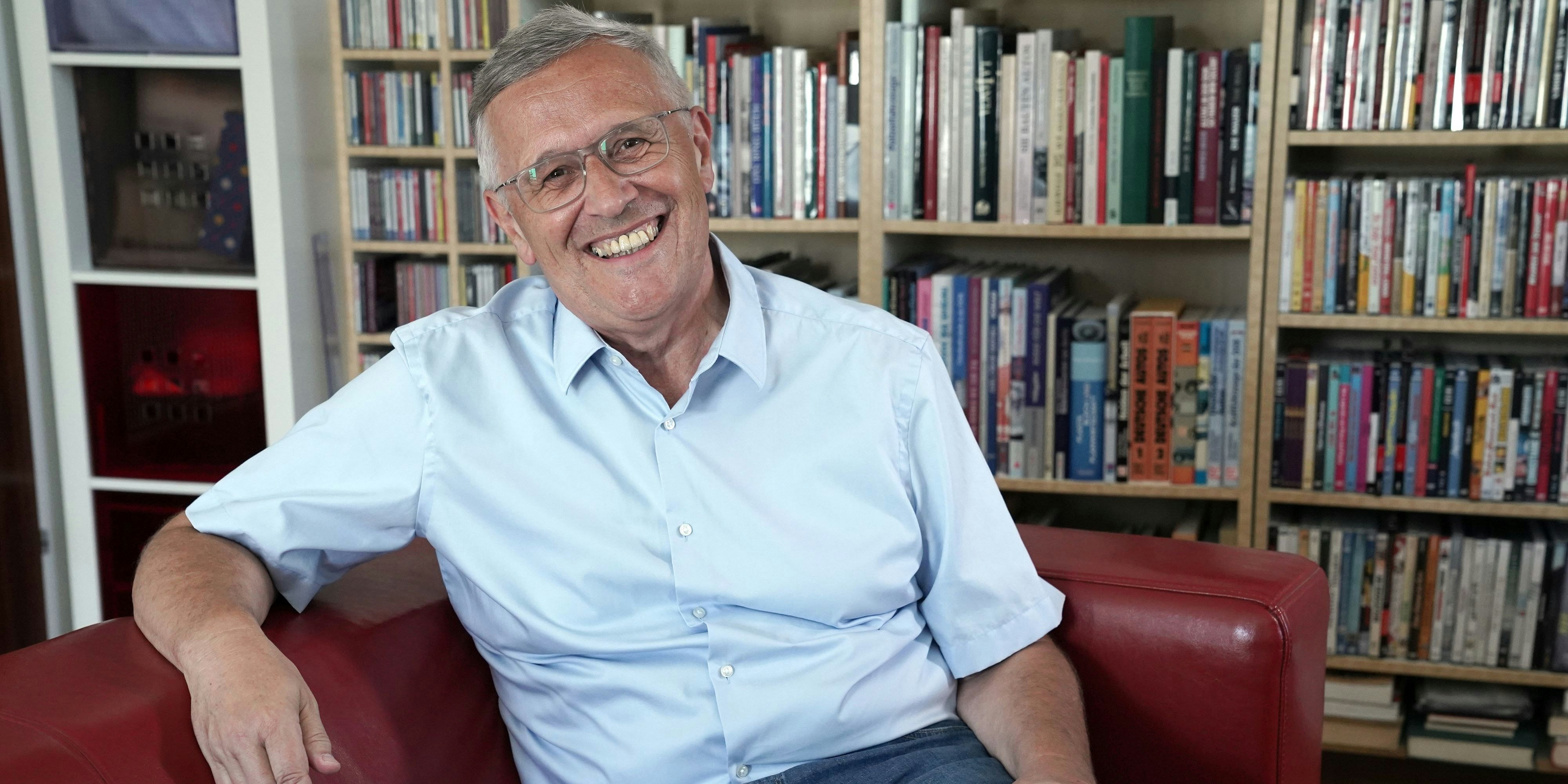 Max ist jetzt bis über  beide Ohren verliebt. 