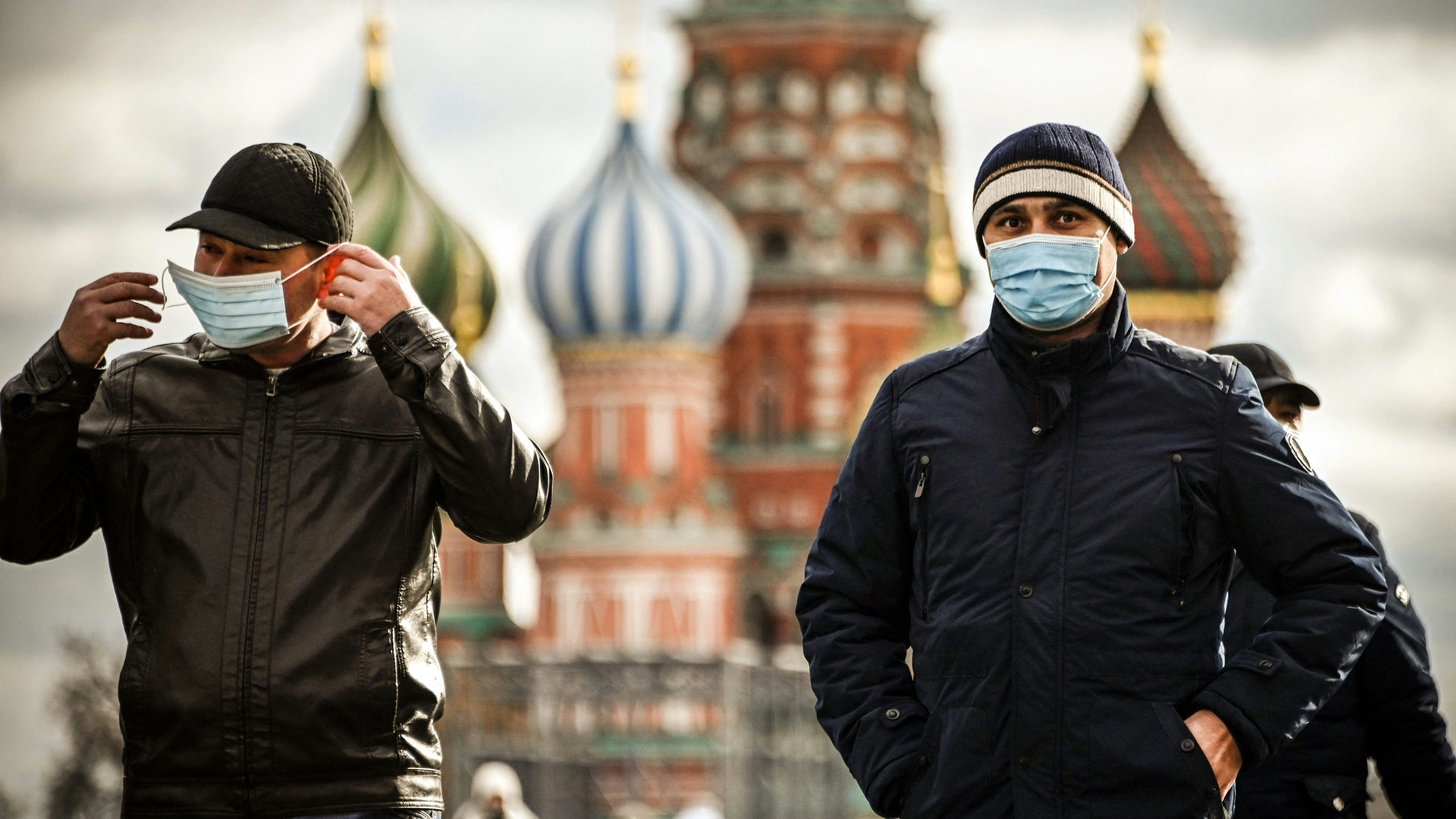 Download von www.picturedesk.com am 26.10.2021 (20:08).  Tourists wearing face masks walk along Red Square in central Moscow on October 20, 2021, amid the crisis linked with the Covid-19 pandemic. - Russia said Wednesday 1,028 people died of Covid over the past 24 hours, a new record, as President Vladimir Putin mulls introducing nationwide restrictions to curb the spread of the disease. (Photo by Alexander NEMENOV / AFP) - 20211020_PD2661 - Rechteinfo: Rights Managed (RM) Nur für redaktionelle Nutzung! Werbliche Nutzung erfordert Freigabe: bitte schicken Sie uns eine Anfrage.