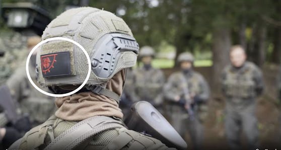Der Rabenbanner auf dem Helm des Soldaten – das nordische Symbol wird gerne von Rechtsextremen benutzt.