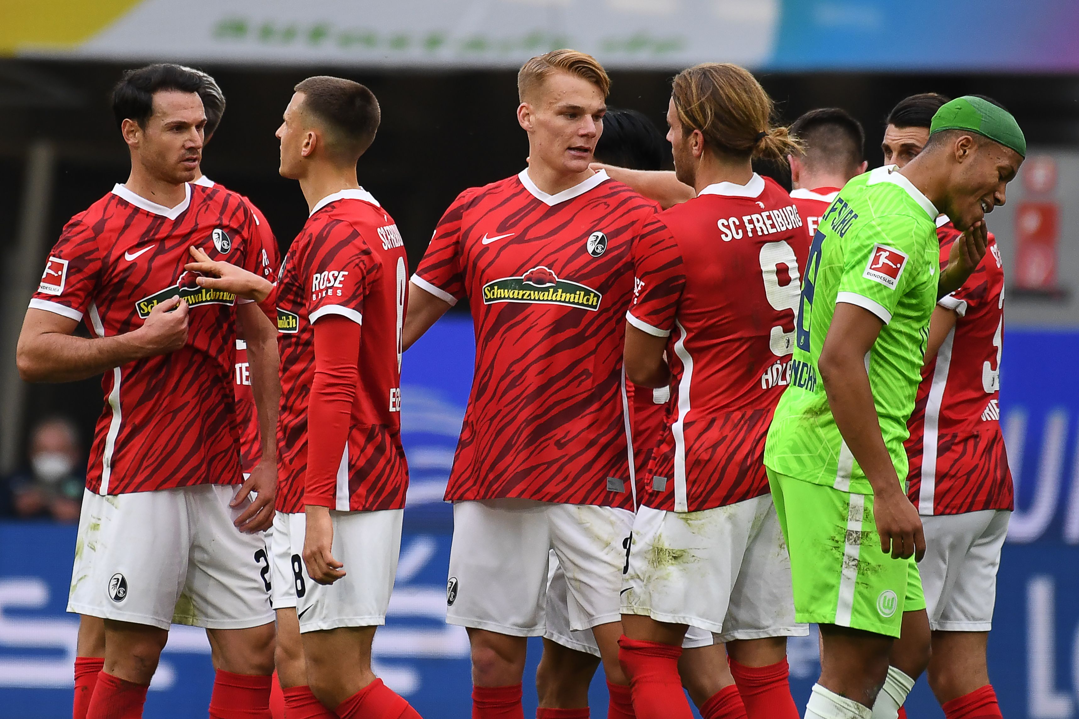 Philipp Lienhart (Zweiter von rechts) und seine Kollegen blamieren sich im Pokal.