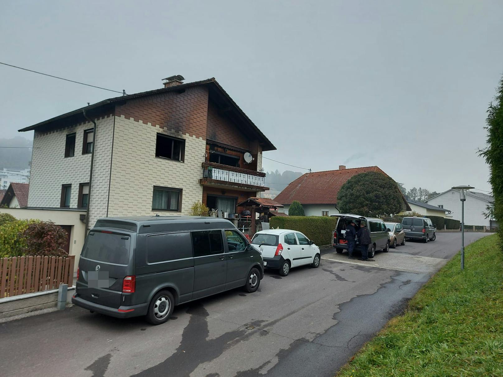 In Engerwitzdorf versuchte ein Mann (21) laut Polizei seine Freundin zu töten, sprang anschließend vor ein Einsatzfahrzeug der Feuerwehr.