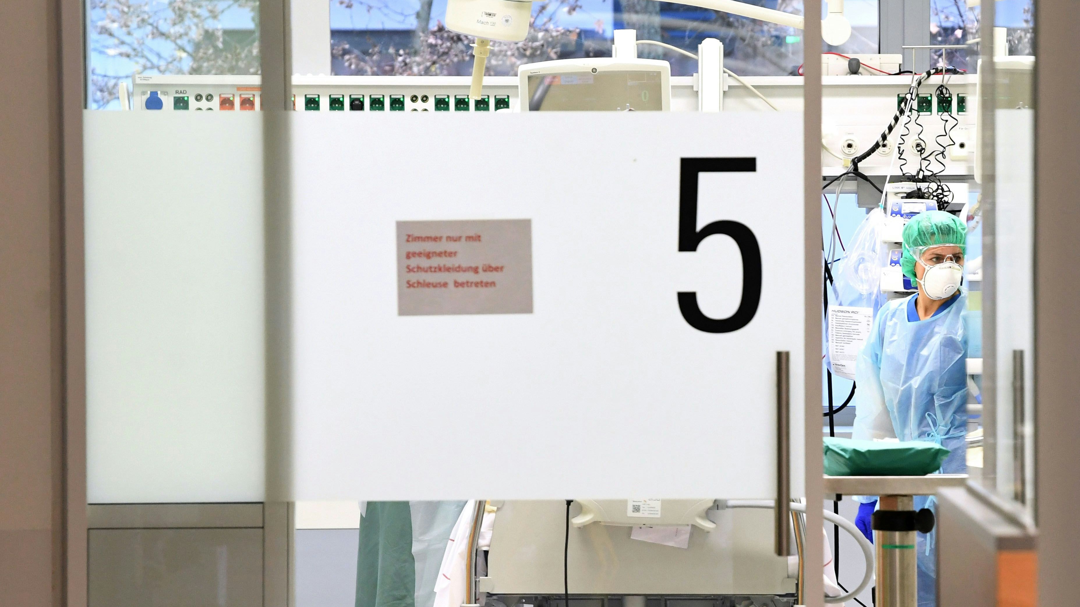 Download von www.picturedesk.com am 26.10.2021 (16:05).  ABD0089_20201127 - WIEN - ÖSTERREICH: ++ THEMENBILD ++ Illustration zum Thema Corona: Intensivstation / Covid-Station / Intensivbetten. Im Bild: Die Intensivstation des Universitätsklinikums Tulln aufgenommen am Freitag, 27. November 2020. - FOTO: APA/HELMUT FOHRINGER - 20201127_PD3227 - Rechteinfo: Rights Managed (RM)