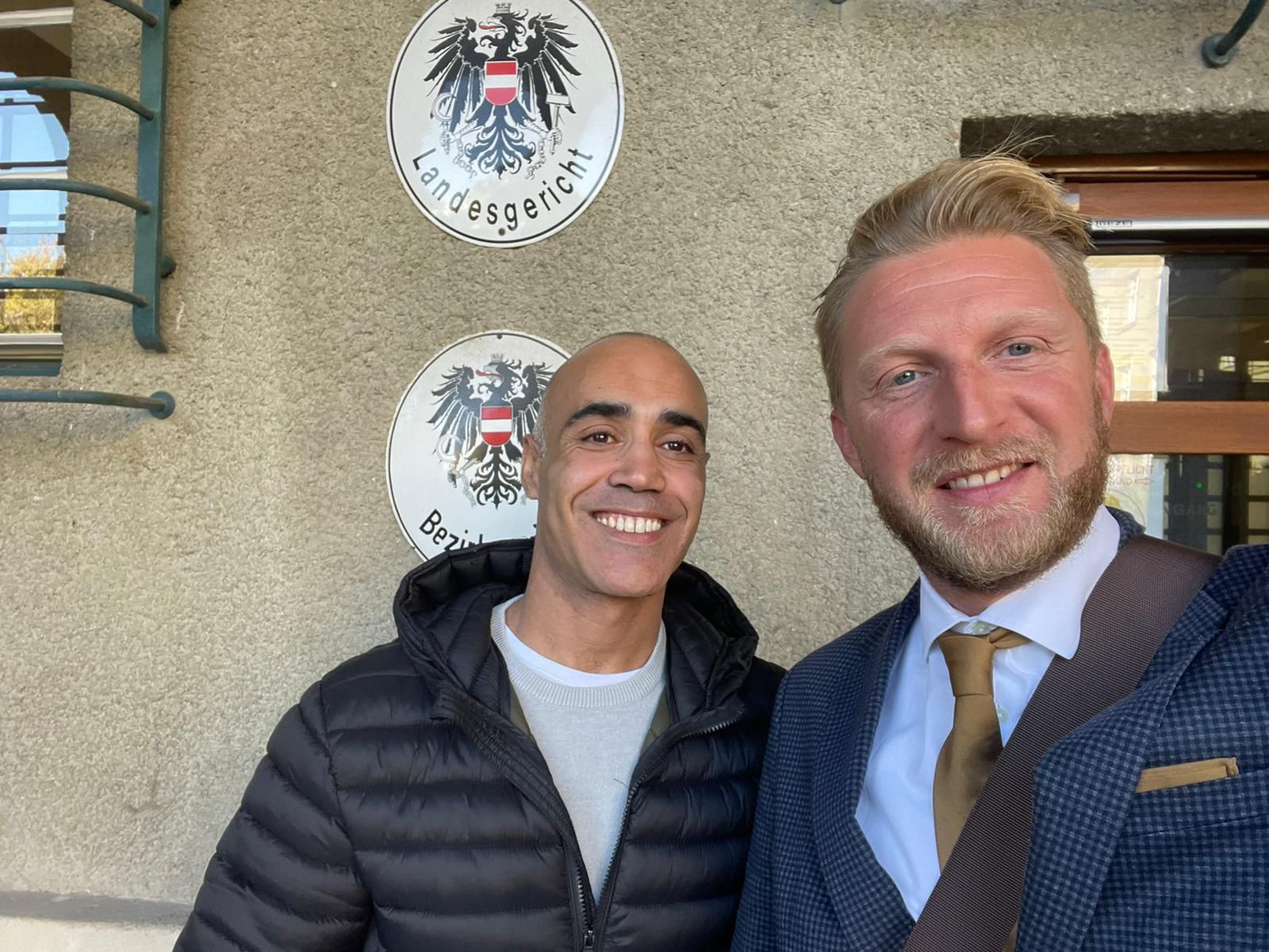 Der Freigesprochene und sein Anwalt Roman Tenschert (r.)