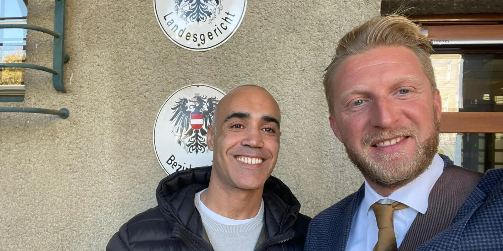 Der Freigesprochene und sein Anwalt Roman Tenschert (r.)