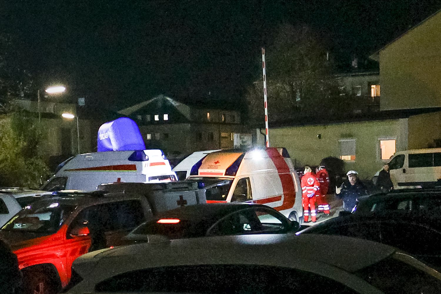 Die Rettung bringt Raphael Dwamena ins Spital.