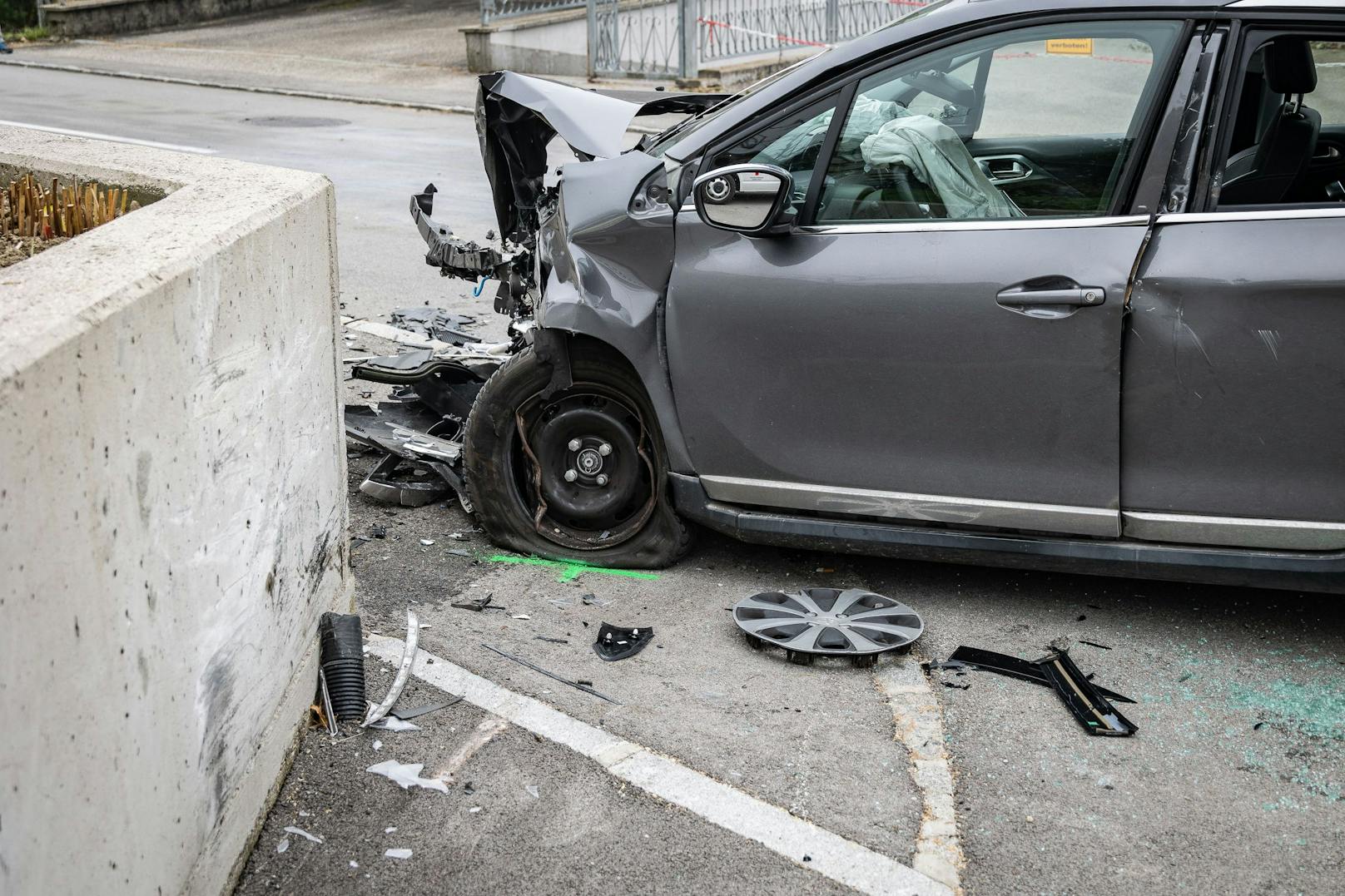 Der graue Peugeot war gegen eine Betonmauer gekracht.
