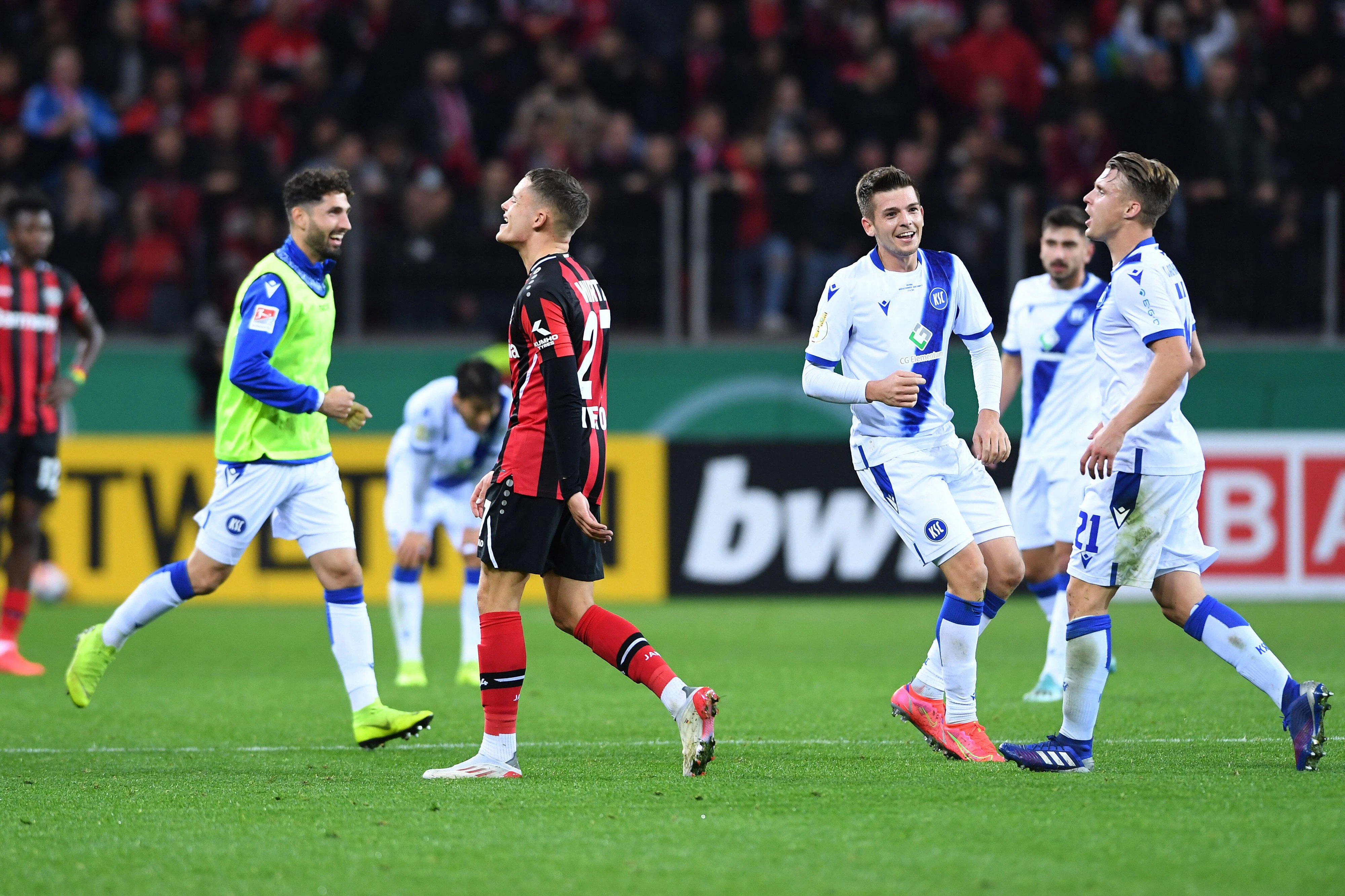 Hängende Köpfe bei Leverkusen, große Freude beim Pokal-Aufsteiger aus Karlsruhe.