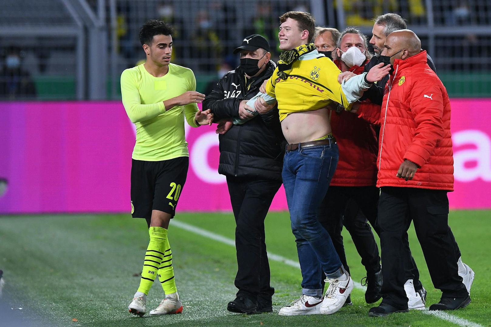 Dortmund-Trainer Rose redet auf den Bauchfrei-Flitzer ein.&nbsp;