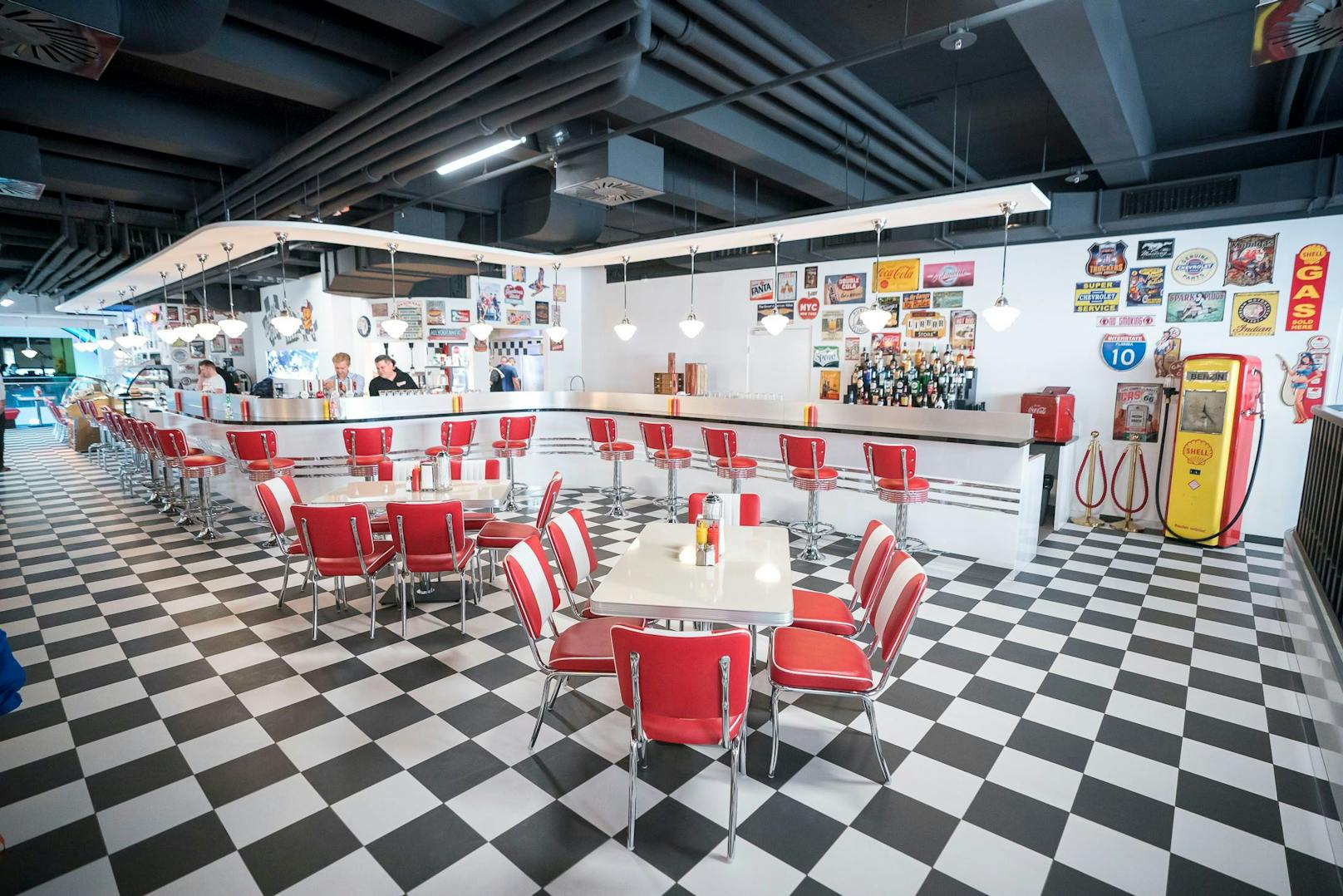 Eingerichtet ist das Retro-Diner im typischen Bel-Air-Look mit&nbsp;roten Sitzecken und Barhockern.