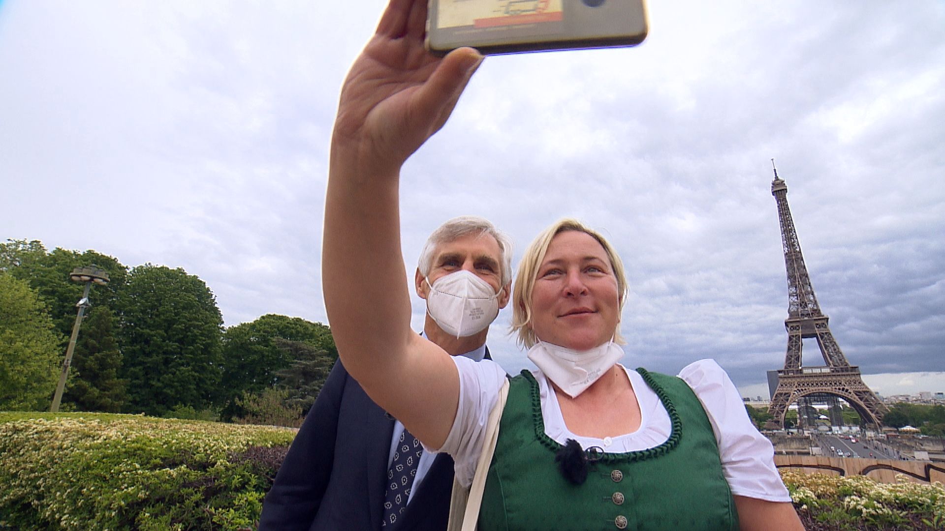 "Trucker Babe" Helga traf Außenminister Michael Linhart in Paris und machte ein Selfie vor dem Eiffelturm.