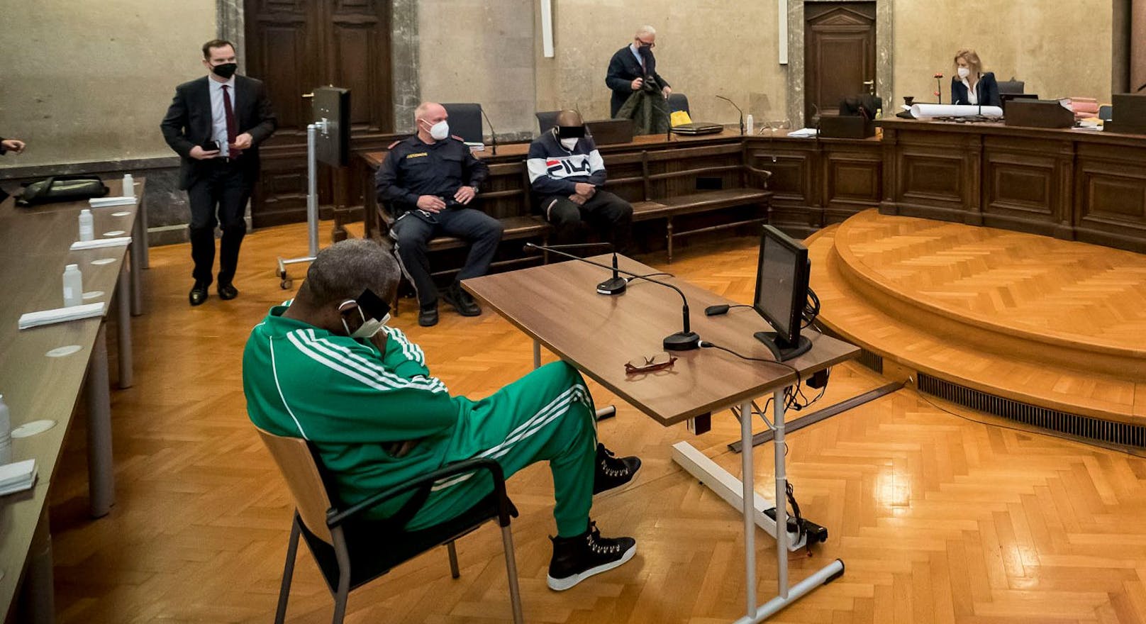 Die Angeklagten im Jogginganzug beim Prozess in Wien