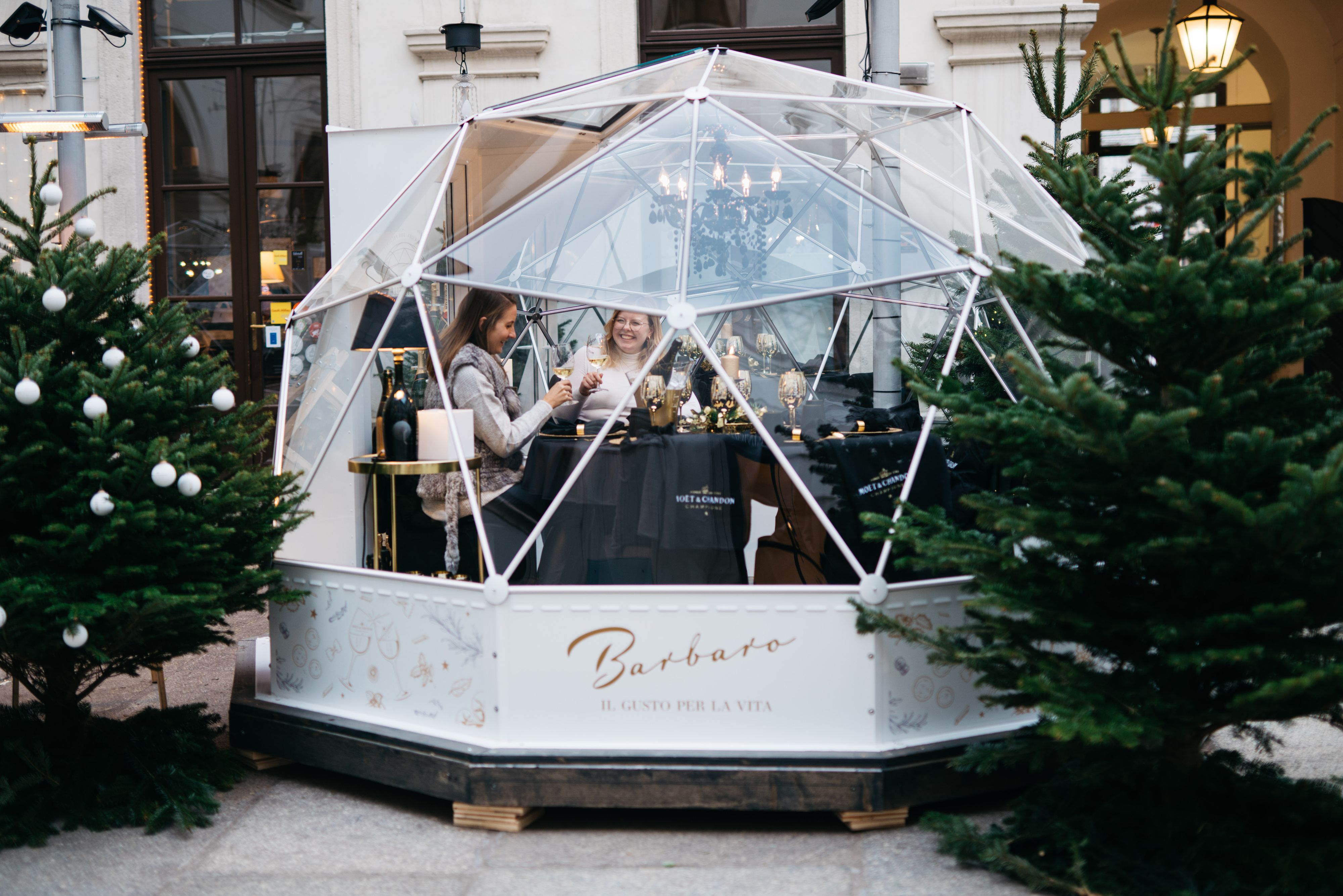 Erstmals können gläserne Iglus in der Wiener Innenstadt für exklusive Dinner gebucht werden. In Zusammenarbeit mit 