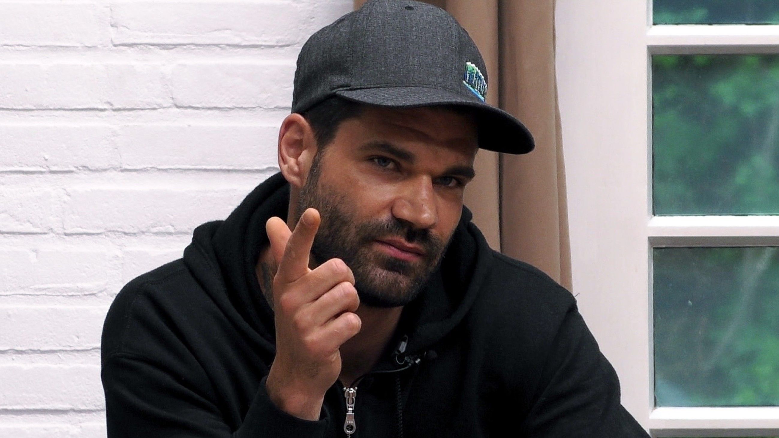 "Sommerhaus der Stars"-Teilnehmer Mike sorgt im Netz für Diskussionen.