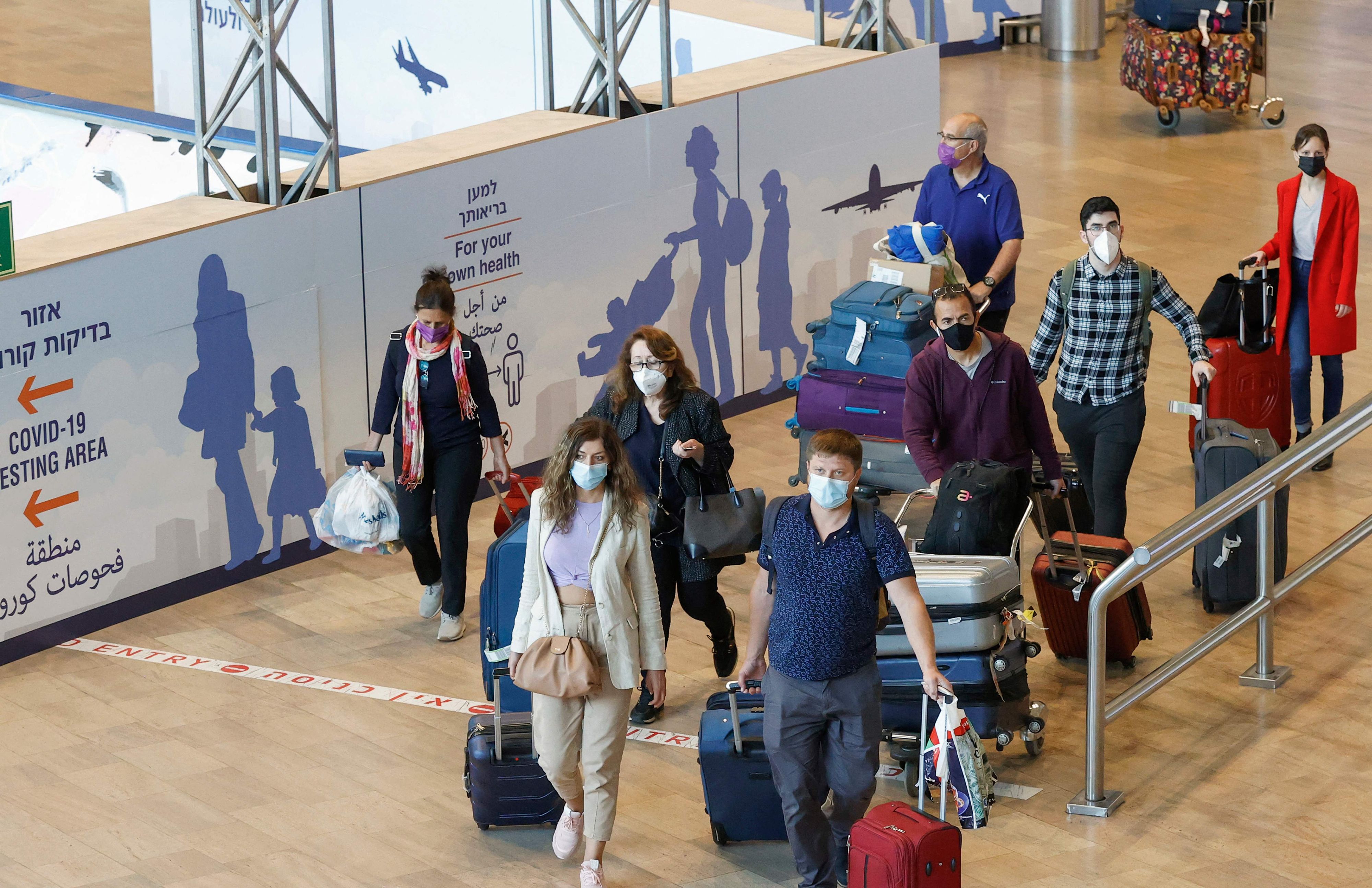 Download von www.picturedesk.com am 27.10.2021 (09:40).  Israelis and vaccinated tourists wearing masks for COVID-19 protection arrive to Israel's Ben Gurion Airport near Tel Aviv on May 23, 2021, after a partial re-opening of the border to inoculated tourists from 14 countries. (Photo by JACK GUEZ / AFP) - 20210523_PD2809 - Rechteinfo: Rights Managed (RM) Nur für redaktionelle Nutzung! Werbliche Nutzung erfordert Freigabe: bitte schicken Sie uns eine Anfrage.