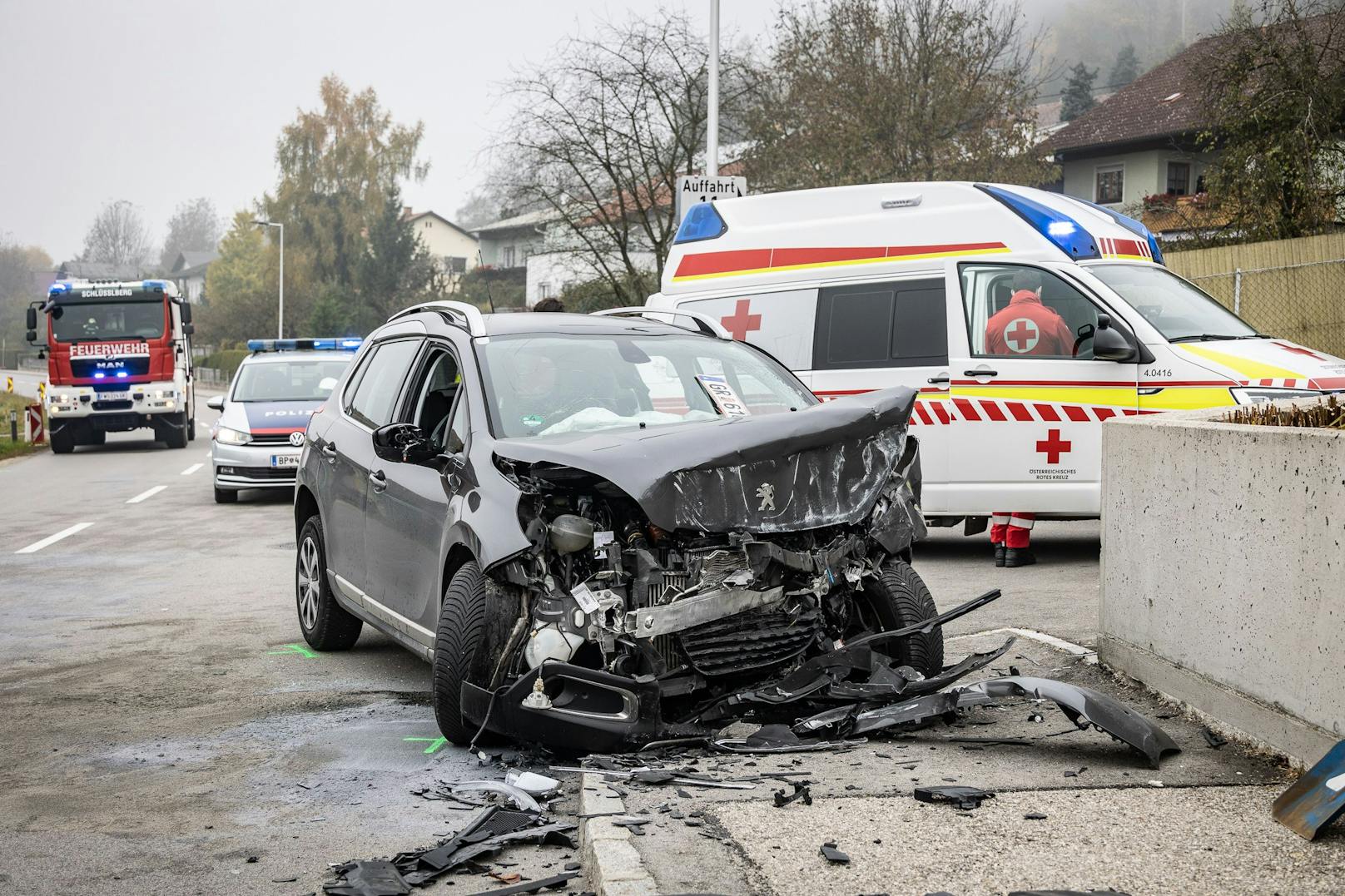 Die Front des Autos wurde völlig zerstört.