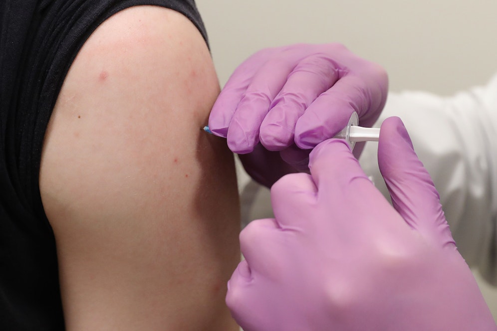 Ein Blick auf die Statistiken zeigt: Die Impfung drückt die Fallzahlen nach unten.&nbsp;