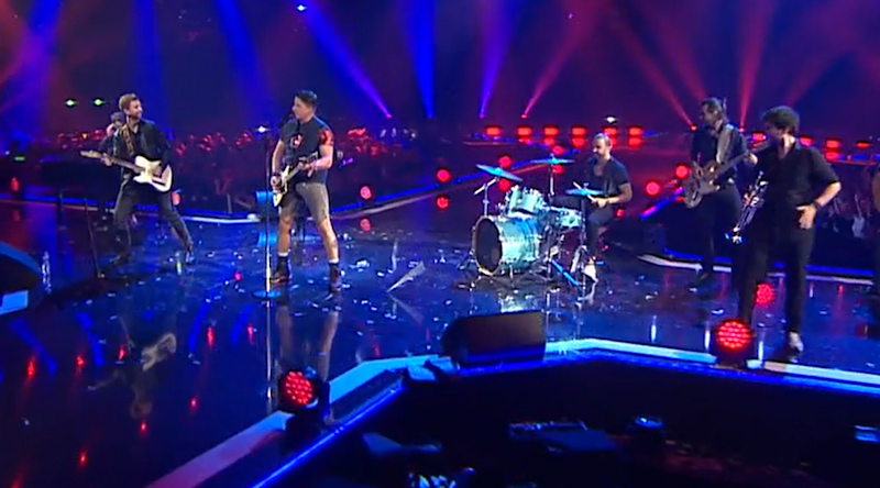 ... nd der Drumstick landet wenige Zentimeter neben dem Volks-Rock'n Roller. Glück gehabt!