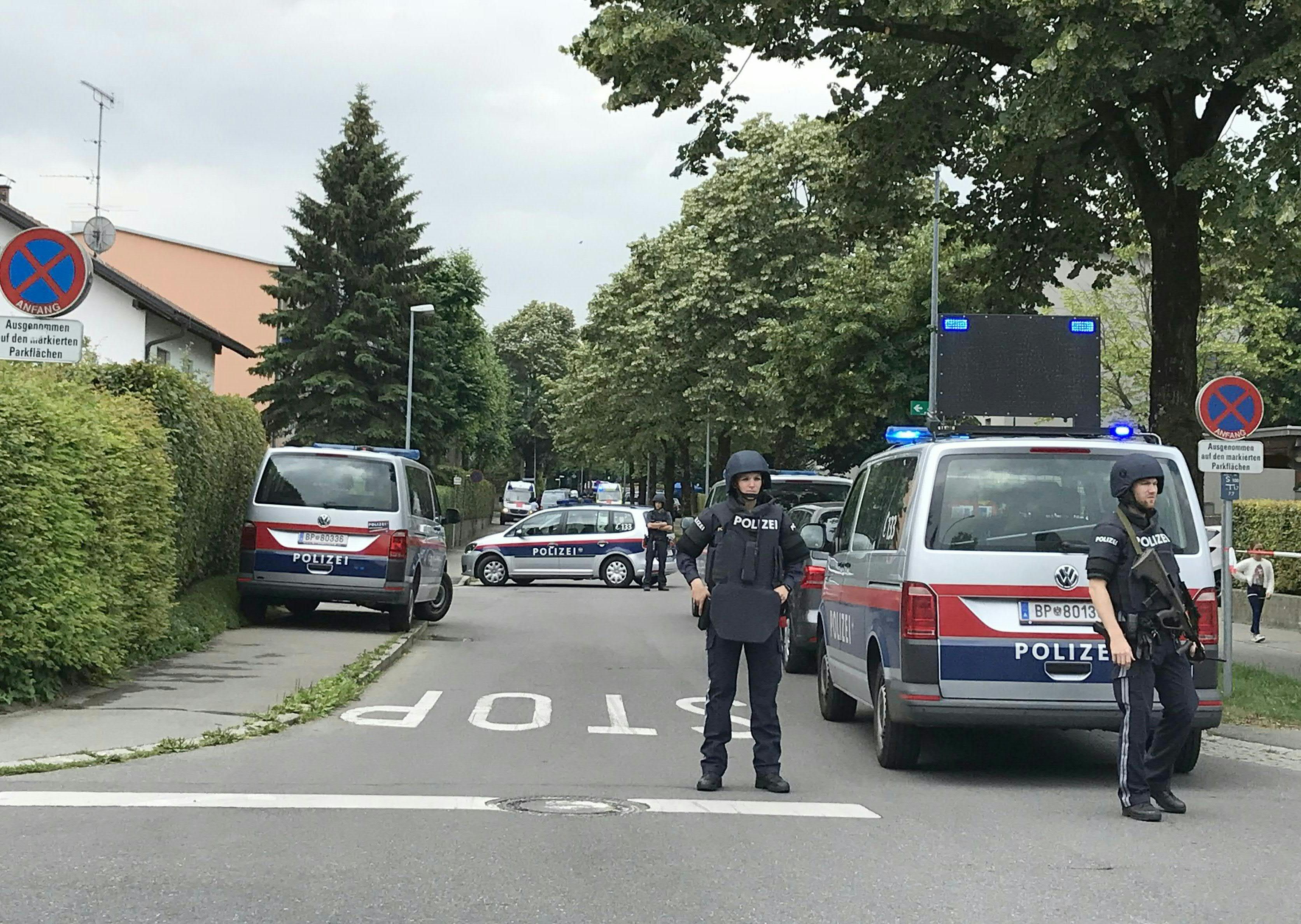Die Polizei musste zu einem Wohnhaus ausrücken, in dem ein 59-Jähriger seine Lebensgefährtin gewürgt haben soll. Symbolbild.
