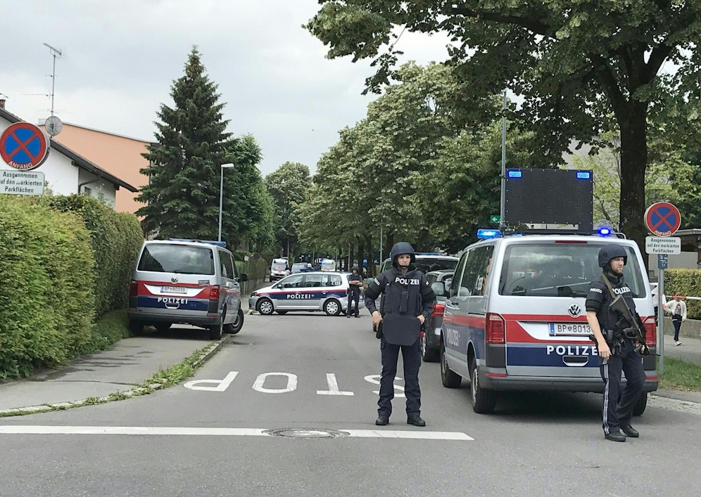 Die Polizei musste zu einem Wohnhaus ausrücken, in dem ein 59-Jähriger seine Lebensgefährtin gewürgt haben soll. Symbolbild.