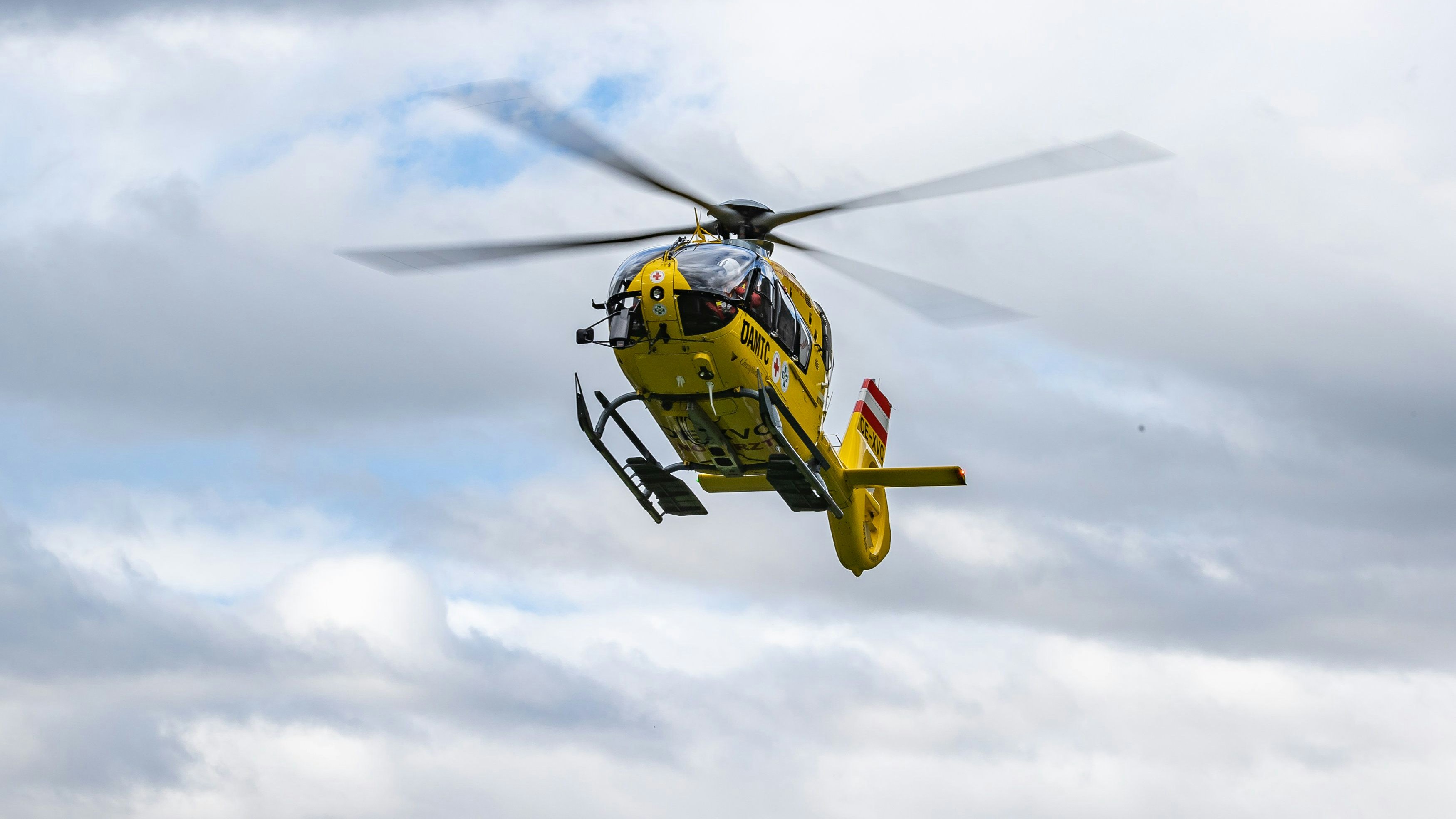Heute.at - Lehrling stürzt von Hebebühne rückwärts auf Betonboden
