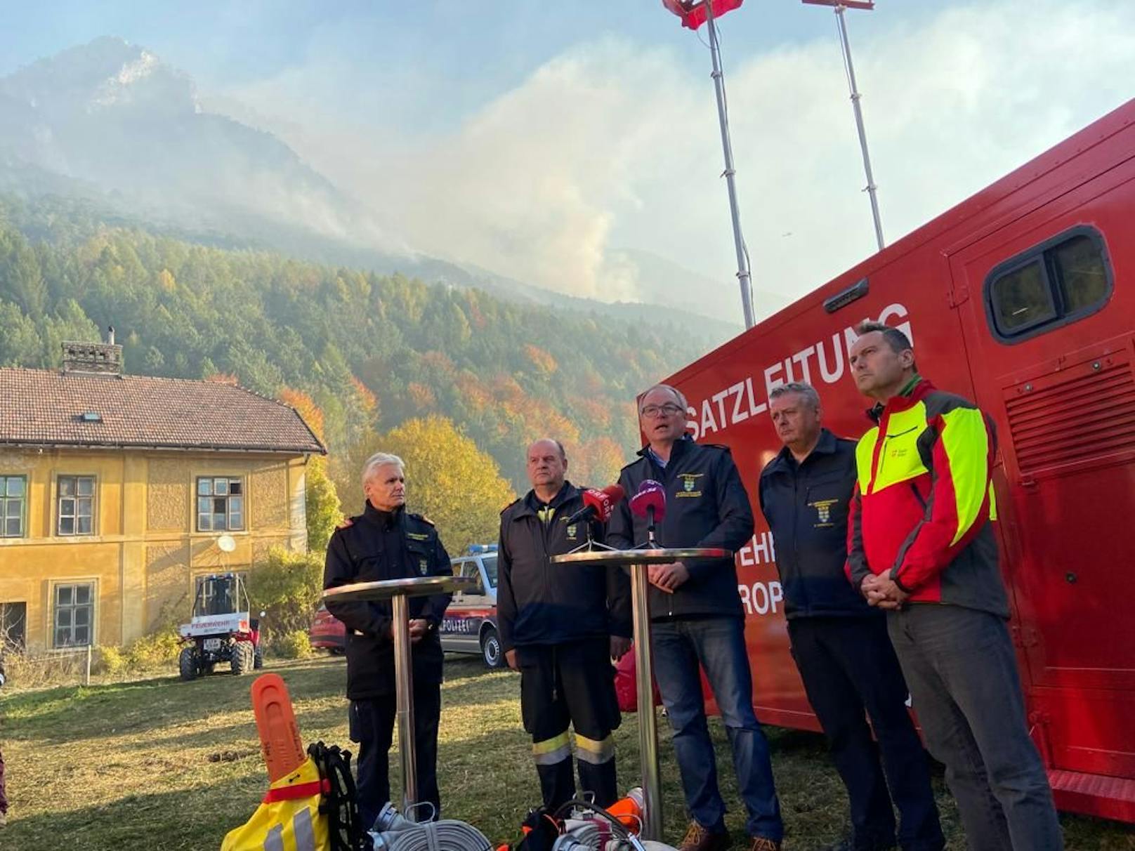 Landesvize Stephan Pernopf (M.), neben Feuerwehr-Chef Dietmar Fahrafellner, machte sich auch ein Bild der Lage vor Ort.