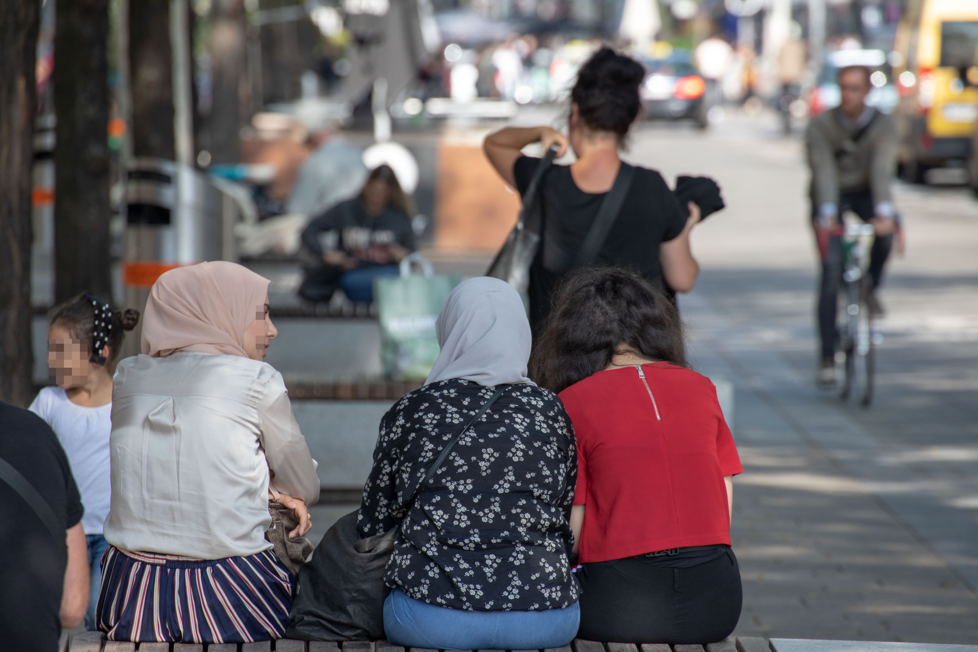 Download von www.picturedesk.com am 27.10.2021 (13:49).  Junge Frauen tragen Kopftuch und sitzen auf einer Bank in der Shoppingmeile Mariahilfer Straße in Wien, Österreich. August 2020 // Young women wearing headscarfs are sitting on a bench in a famous shopping street in Vienna, Austria. August 2020 - 20200805_PD12212 - Rechteinfo: Rights Managed (RM)