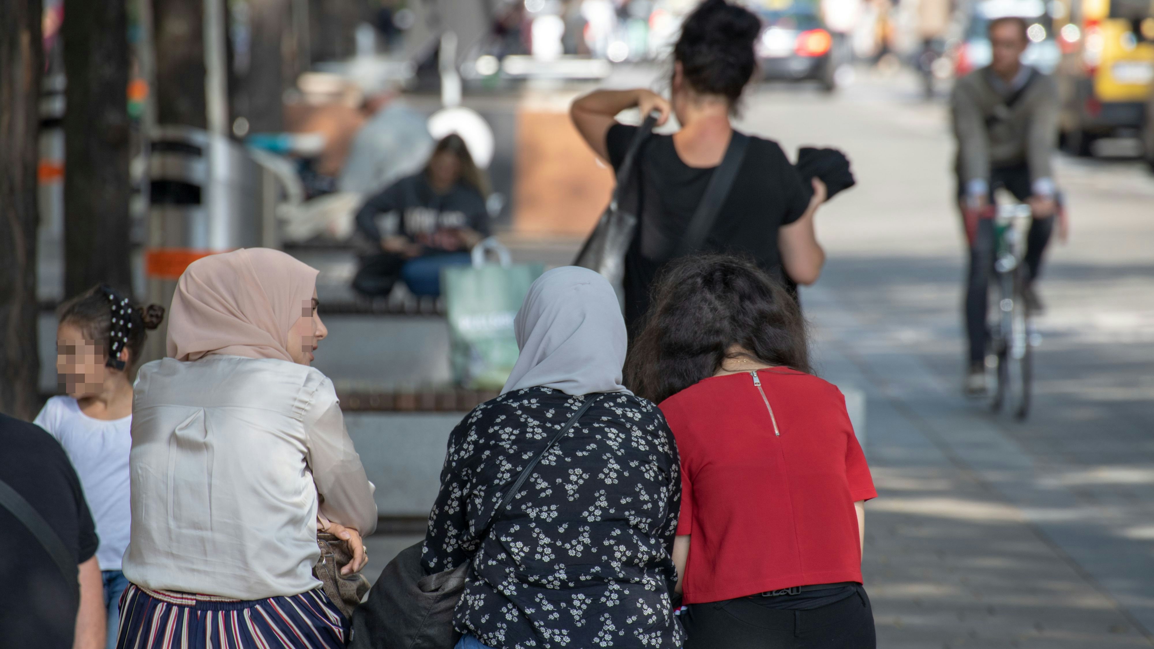 Download von www.picturedesk.com am 27.10.2021 (13:49).  Junge Frauen tragen Kopftuch und sitzen auf einer Bank in der Shoppingmeile Mariahilfer Straße in Wien, Österreich. August 2020 // Young women wearing headscarfs are sitting on a bench in a famous shopping street in Vienna, Austria. August 2020 - 20200805_PD12212 - Rechteinfo: Rights Managed (RM)
