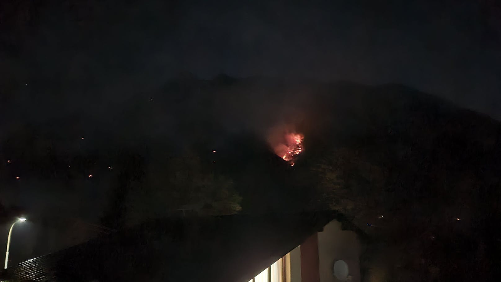Live-Aufnahmen vom Feuer im Rax-Gebiet in der Nacht und heute in der Früh.