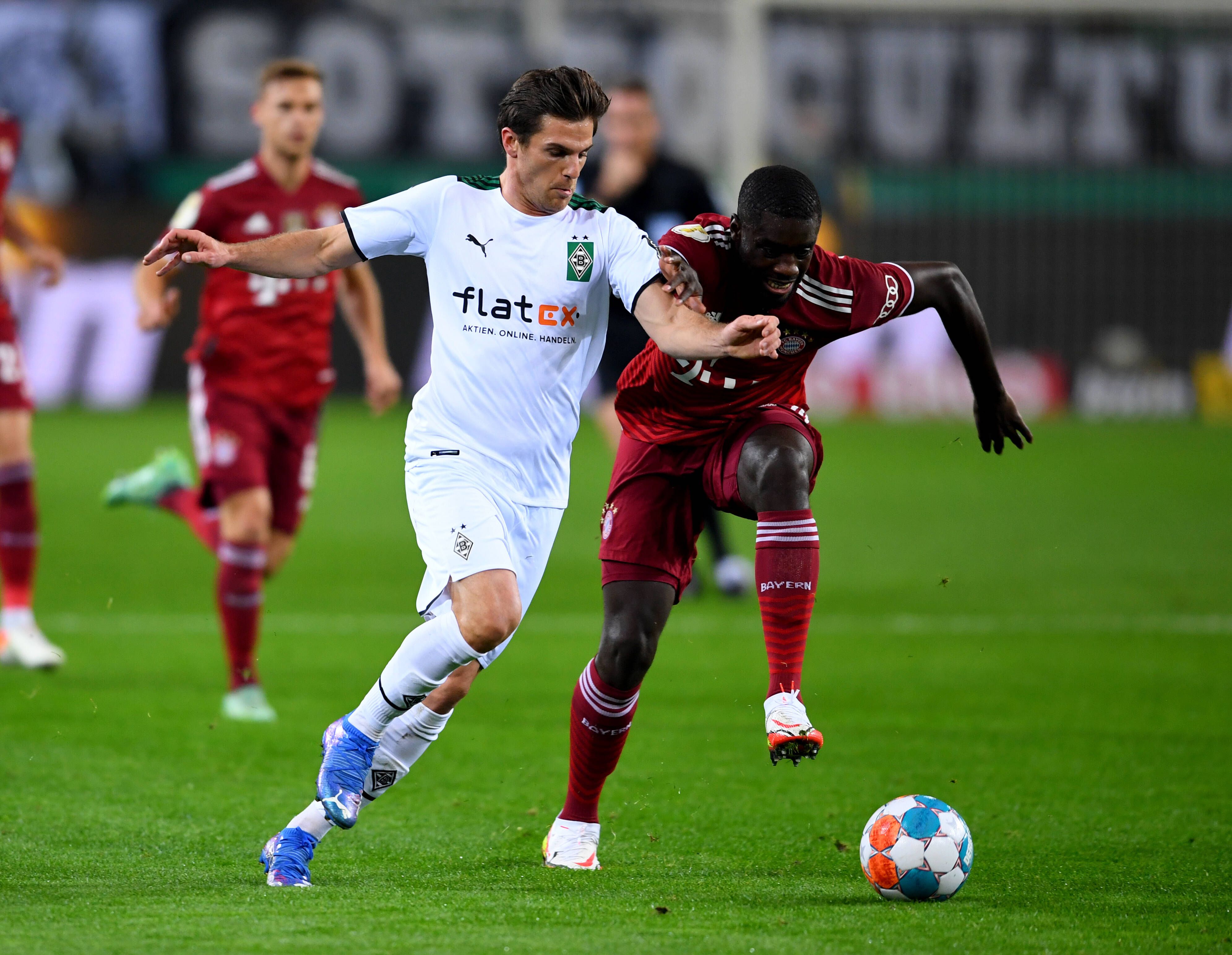 Dayot Upamecano (r.) ist gegen die flinken Gladbacher auf verlorenem Posten.