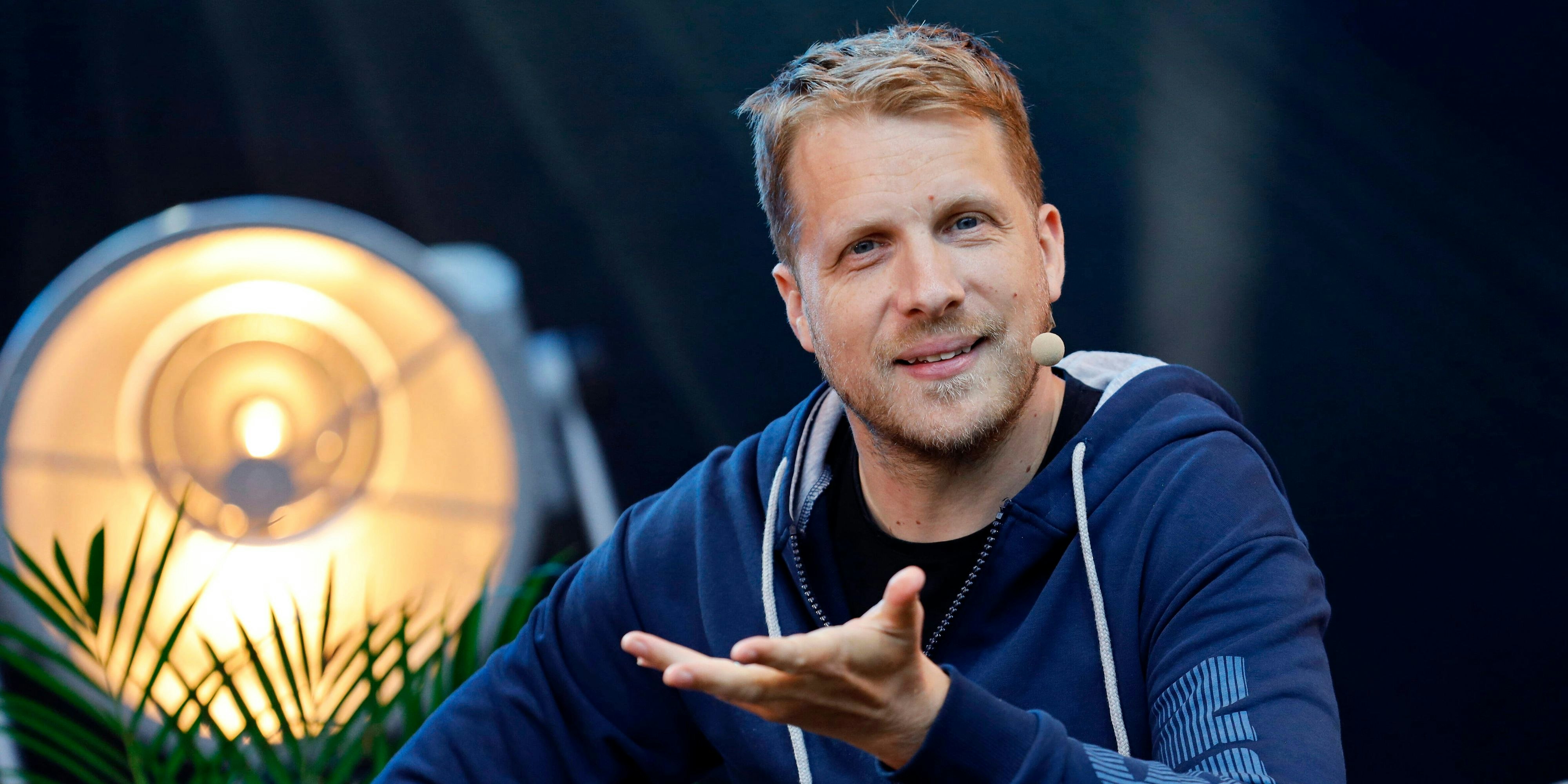 Oliver Pocher legt sich schon wieder mit Influencerin Anne Wünsche an.