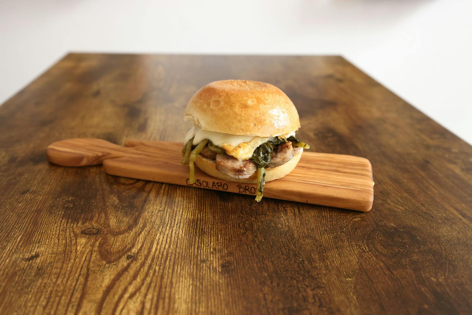 Salsiccia aus der Toskana, geräucherter Büffelmozarella (Scamorza) und Friarielli Brokkoli aus Neapel stecken in diesem Burger Bun.