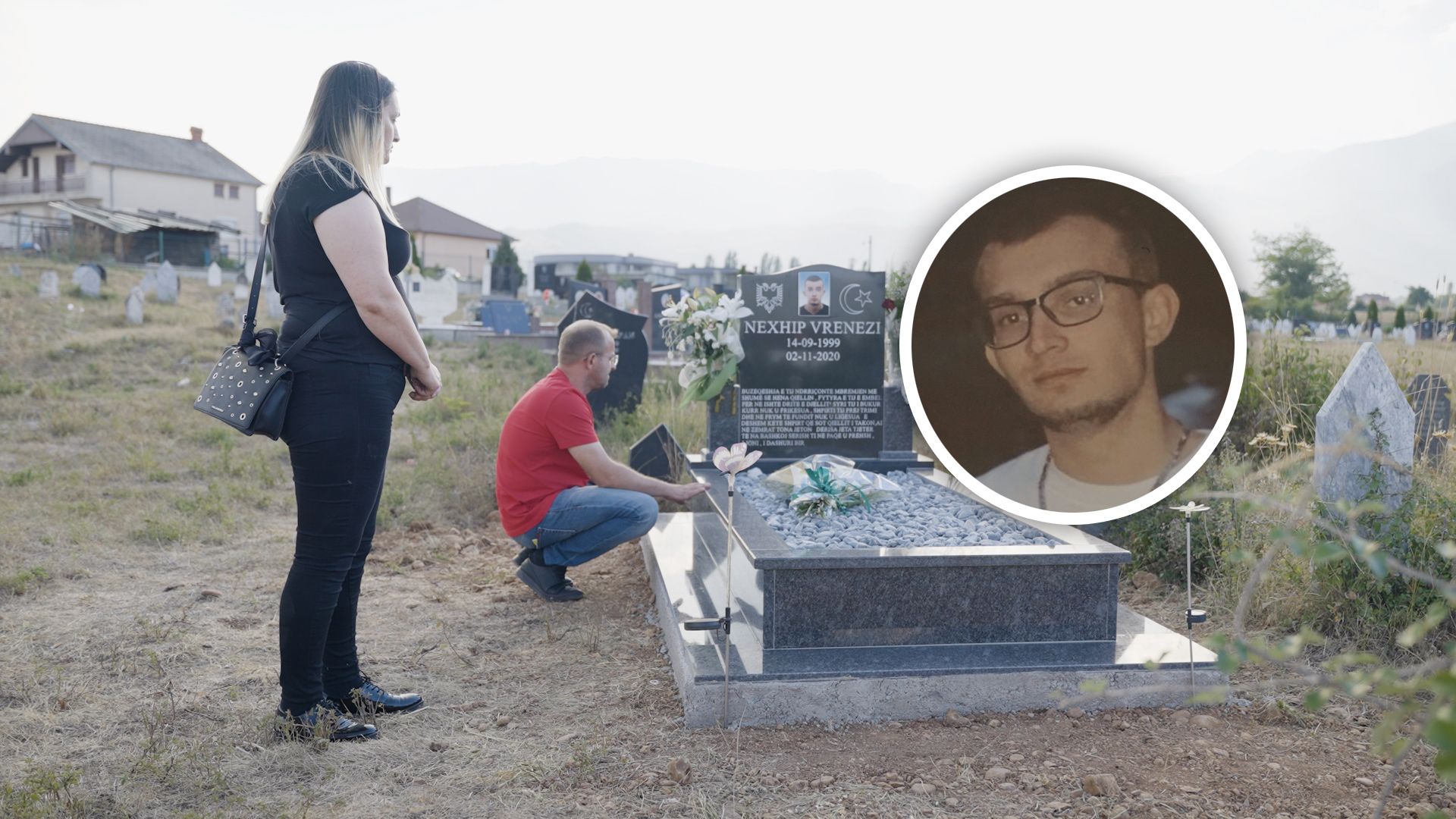 Keriman und Nasir V. (v.l.) haben ihren Sohn Nexhip (re.) in Mazedonien beerdigt.