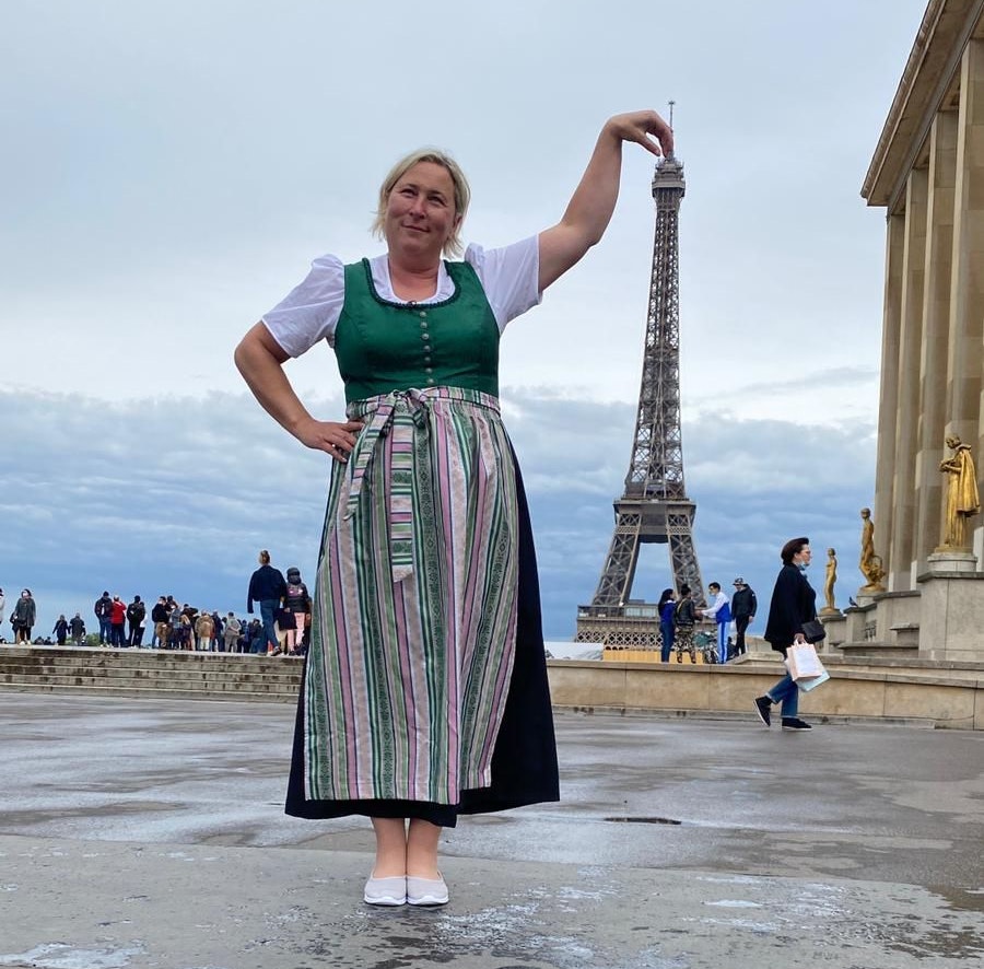 Helga freute sich in ihrem festlichsten Dirndl vor dem Eiffelturm.