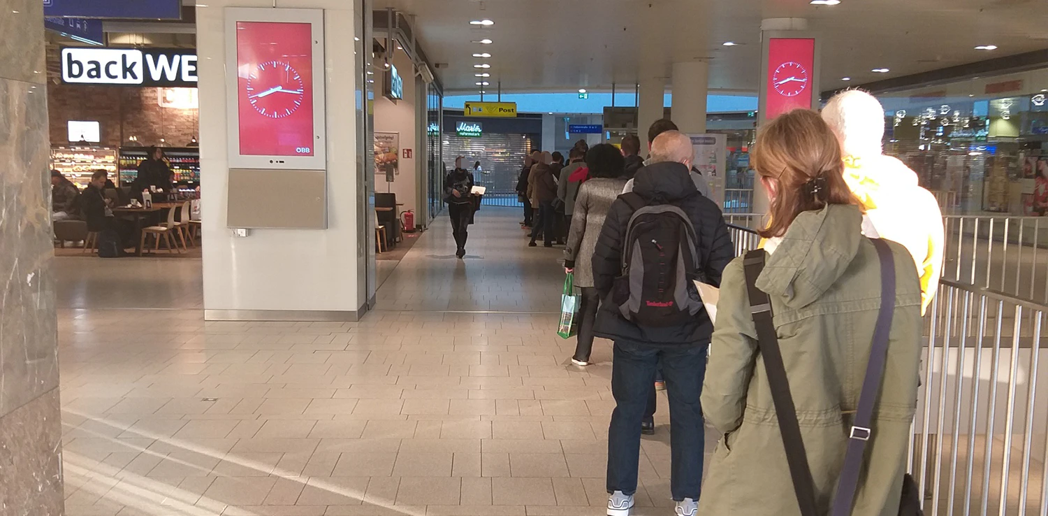 Ein Wiener stand rund eine Stunde am Westbahnhof in der Schlange.