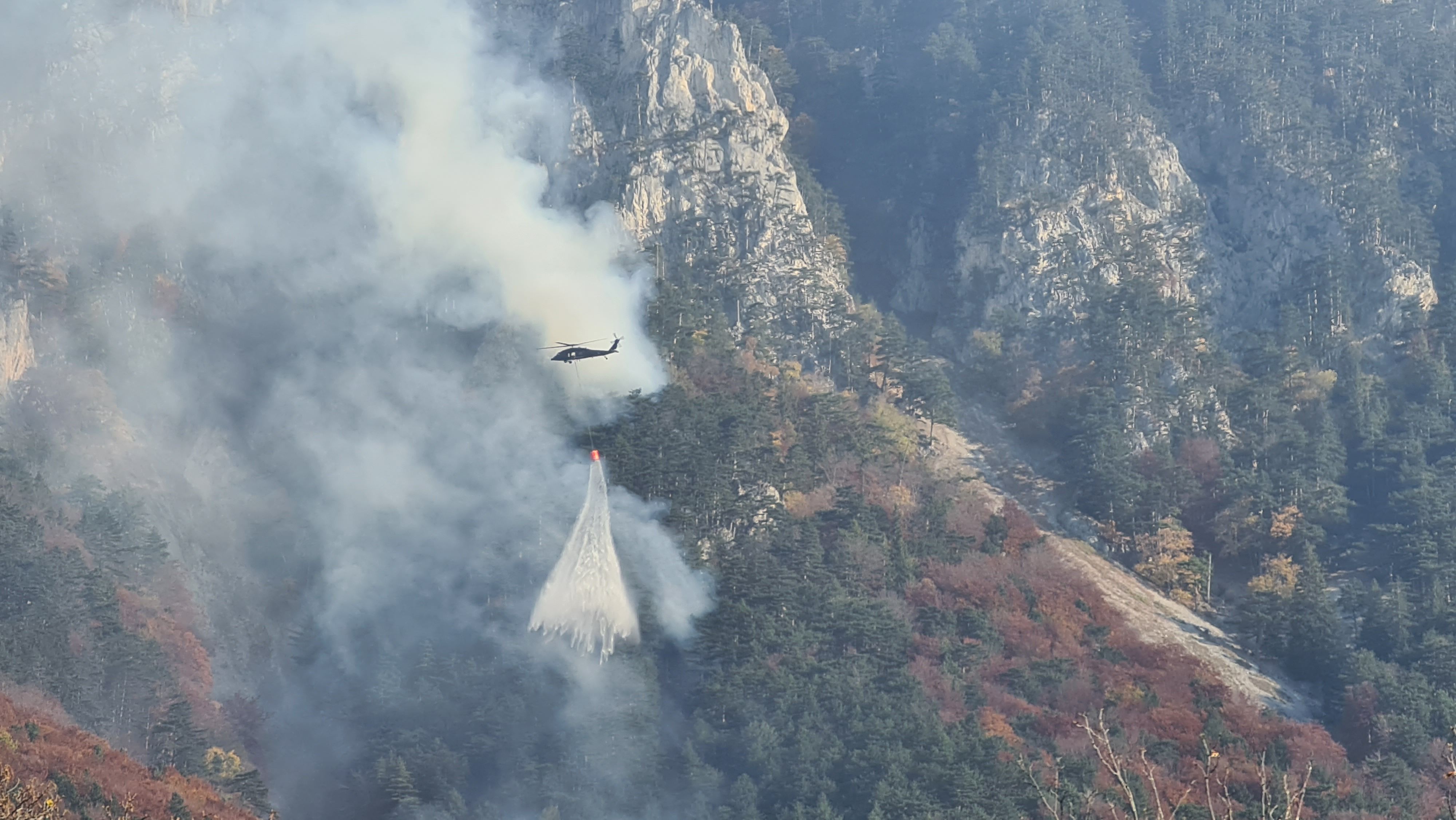 Live-Aufnahmen vom Feuer im Rax-Gebiet in der Nacht und heute in der Früh.