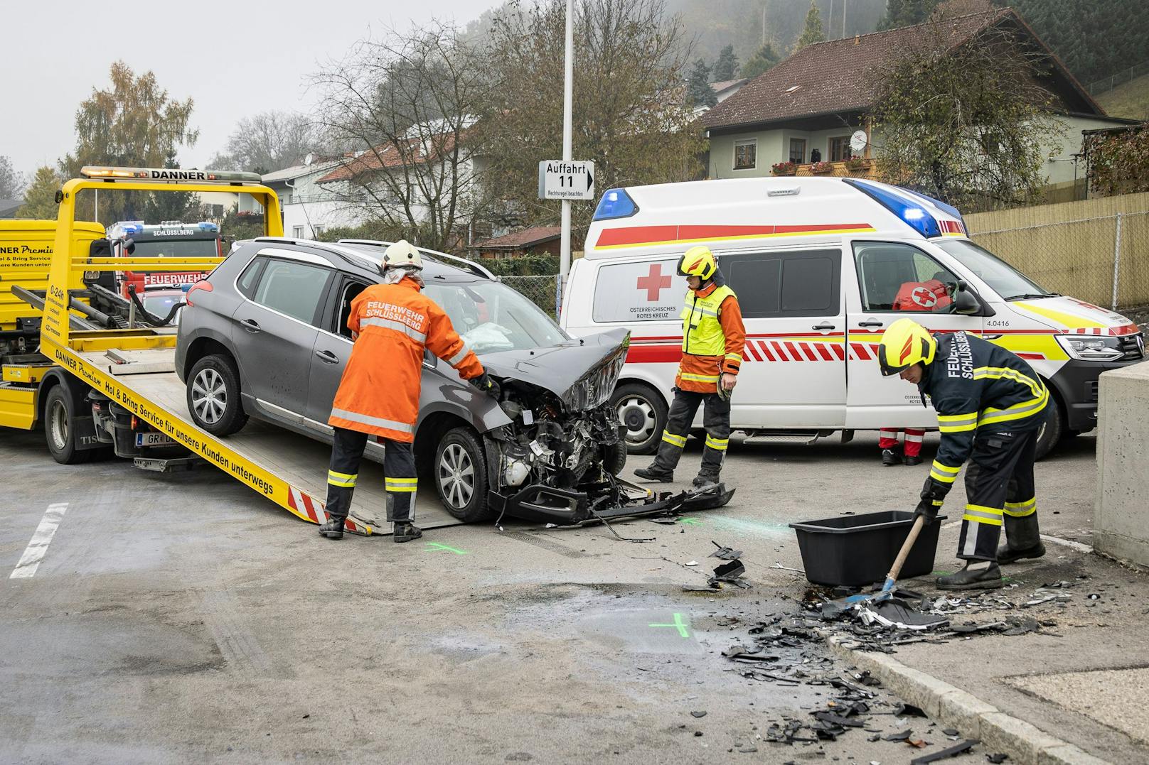 Die Feuerwehr übernahm die Aufräumarbeiten am Unfallort.