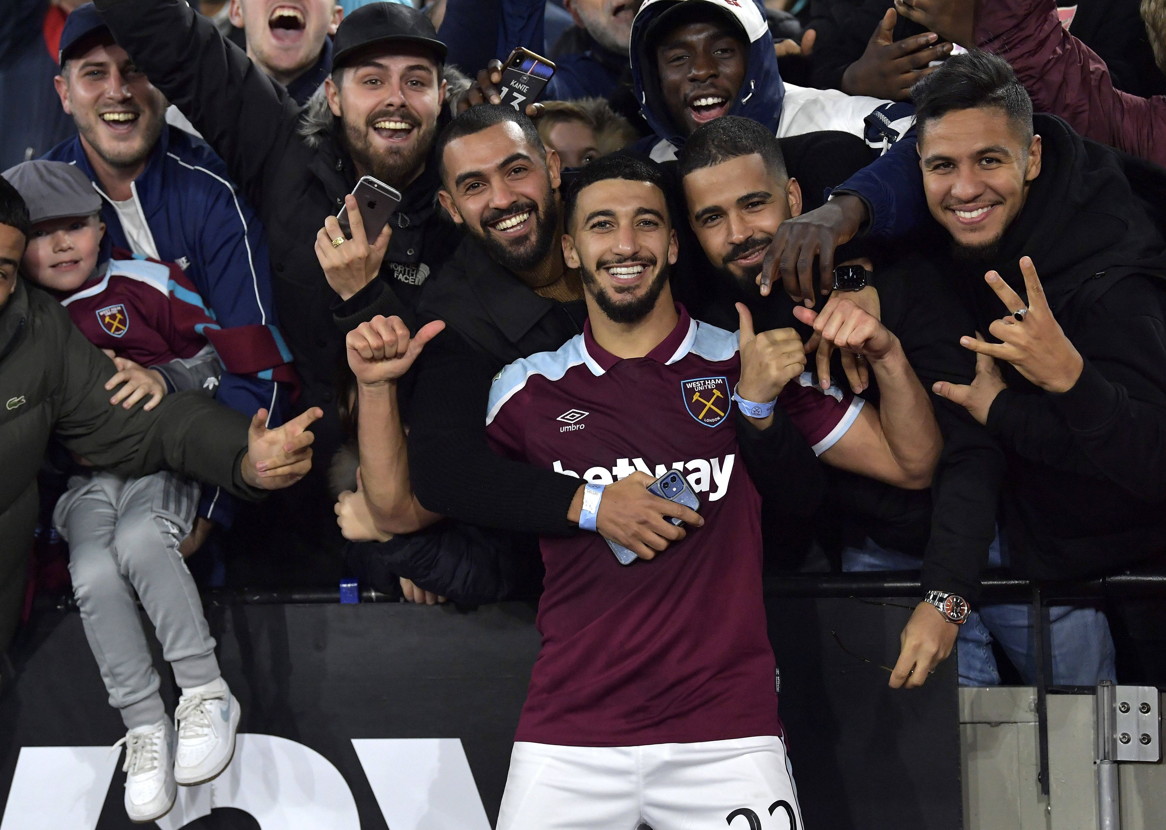 Said Benrahma jubelt mit den Fans.